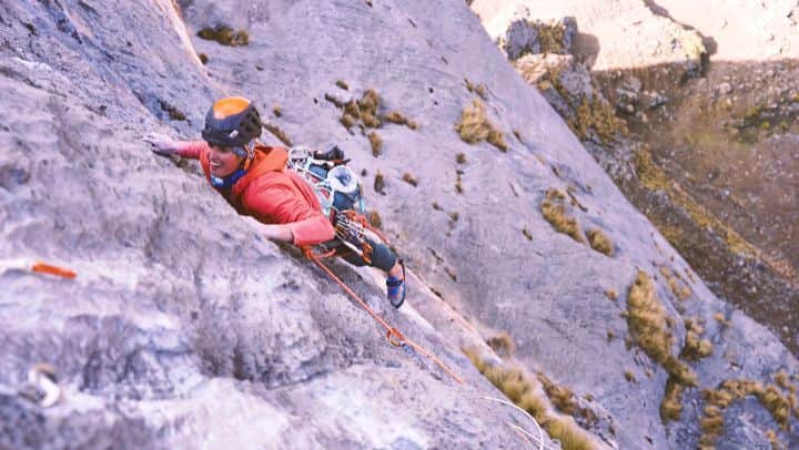 シャーロット・デュリフのインスタグラム：「That rock 😍  When @joshlrsn and I first got to Peru, we were amazed to find limestone at high altitude. With a summit at 4800m, the wall of Kuntur Sayana really impressed us by its quality which made climbing intricate and so enjoyable, like here in pitch 6 of 7 of Vuelo Del Condor.  If you haven't watched our recent @coldhousemedia Movie from Peru, check it out on the @petzl_official 's Youtube channel  Filming by @jan_novak_photography  @mountainhardwear @petzl_official @eb_climbing @volxholds @luxov_connect」