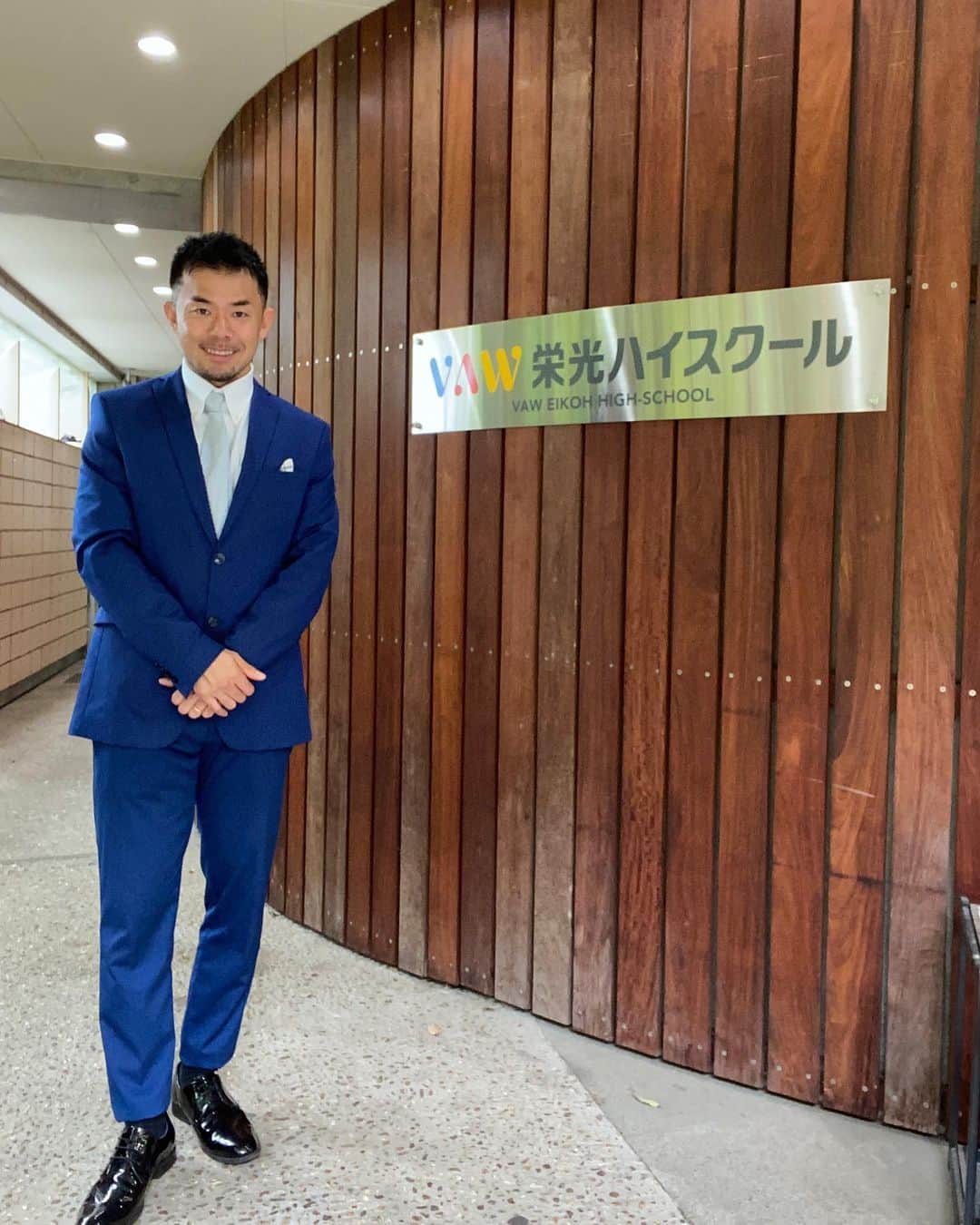 SONNYのインスタグラム：「【ご報告】 この度めでたく 株式会社 栄光の正社員となりVAW栄光ハイスクールの職員に着任しました。 . 長年ダンスインストラクターを務めている通信制の高校に籍を置き業務を執行しながらもダンスに取り組んでいきます。 . 担当は、2年2組担任、英会話講師、ダンス科総括、ヒップホップダンスインストラクター、学校の広報。 . サラリーマンダンサーとして色々な意味でダンサーとしての新たな可能性と新たな道を切り開いていきたいと思います。 . 思い描くビジョンとしては、 是非生徒には、VAW栄光ハイスクールのカリキュラムを通して、ダンス力、人間力、英語力、コミュニケーション力を自分の武器として身に付け、広い視野を持ち海外に挑戦し、グローバルマインドを持つ様な生徒を育てて行きたいなと思います。 生徒の夢も叶えつつも自分の夢も実現し更なる高みへ向かう為のネクストステージが始まりました。 . 取り敢えずこの約1か月間は慣れない学校の業務＆オンライン授業の準備等で、頭からそろそろ煙りが出てきそうですがw 日々新しい事を身につけ勉強出来る環境に感謝しながらもより良い学校作りと生徒が充実した学校生活を送れるよう心がけ頑張りたいと思います。 . @vaweikohhighschool  #HighSchoolTeacher #NewCareer #Vaw栄光ハイスクール」