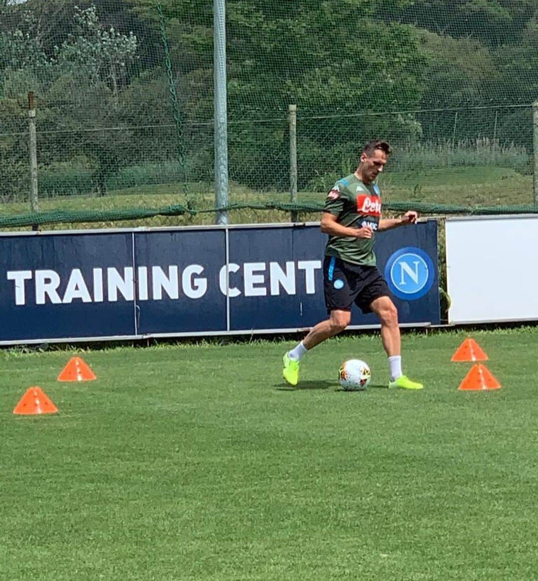 アルカディウシュ・ミリクのインスタグラム：「Finalmente ❤️⚽️💪#training」