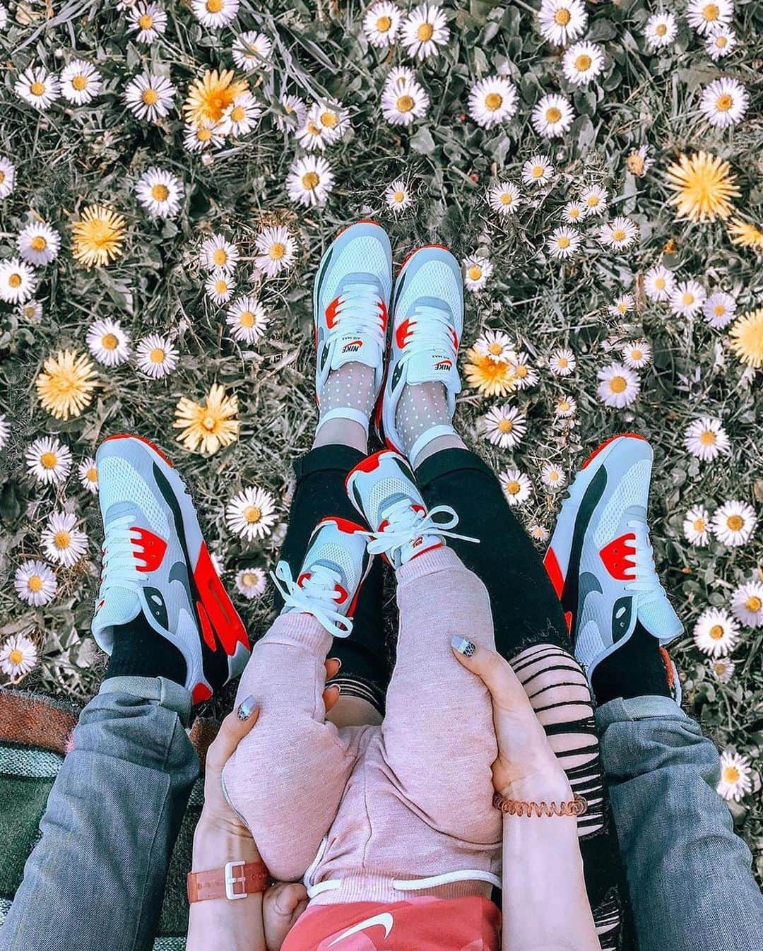 Nike Sportswearさんのインスタグラム写真 - (Nike SportswearInstagram)「A family of Air.⁣ ⁣ Share how you and your family do #AirMaxMondays.⁣ #AirMax」5月12日 2時22分 - nikesportswear