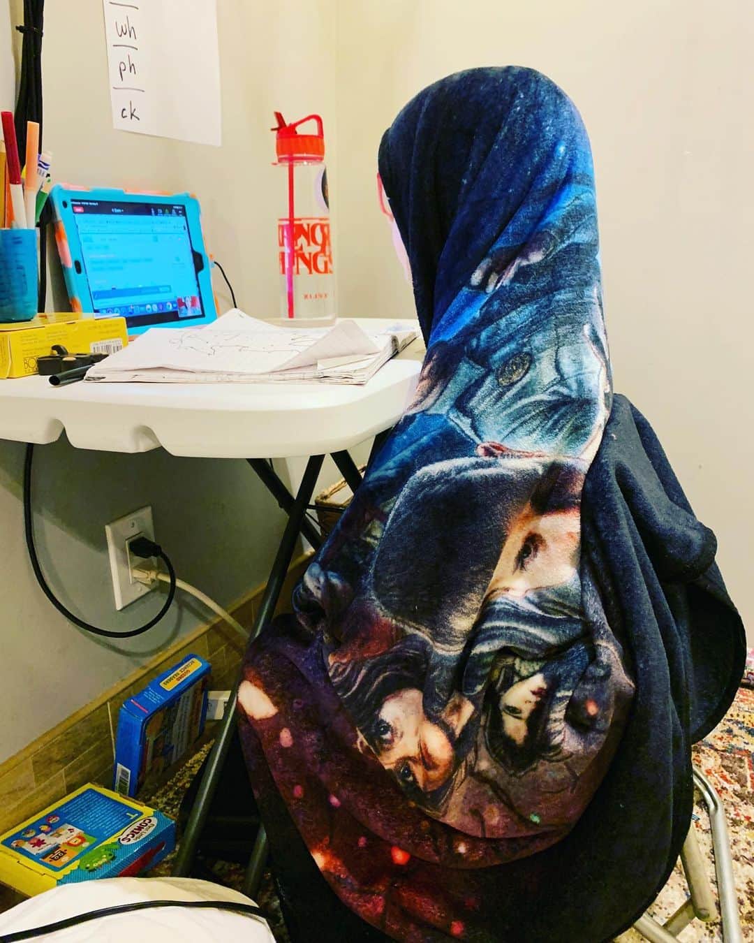 カーキ・キングのインスタグラム：「Today’s distance learning brought to you by Stranger Things water bottle, Stranger Things blanket, and Stranger Things inspired passive-aggressive weird.」