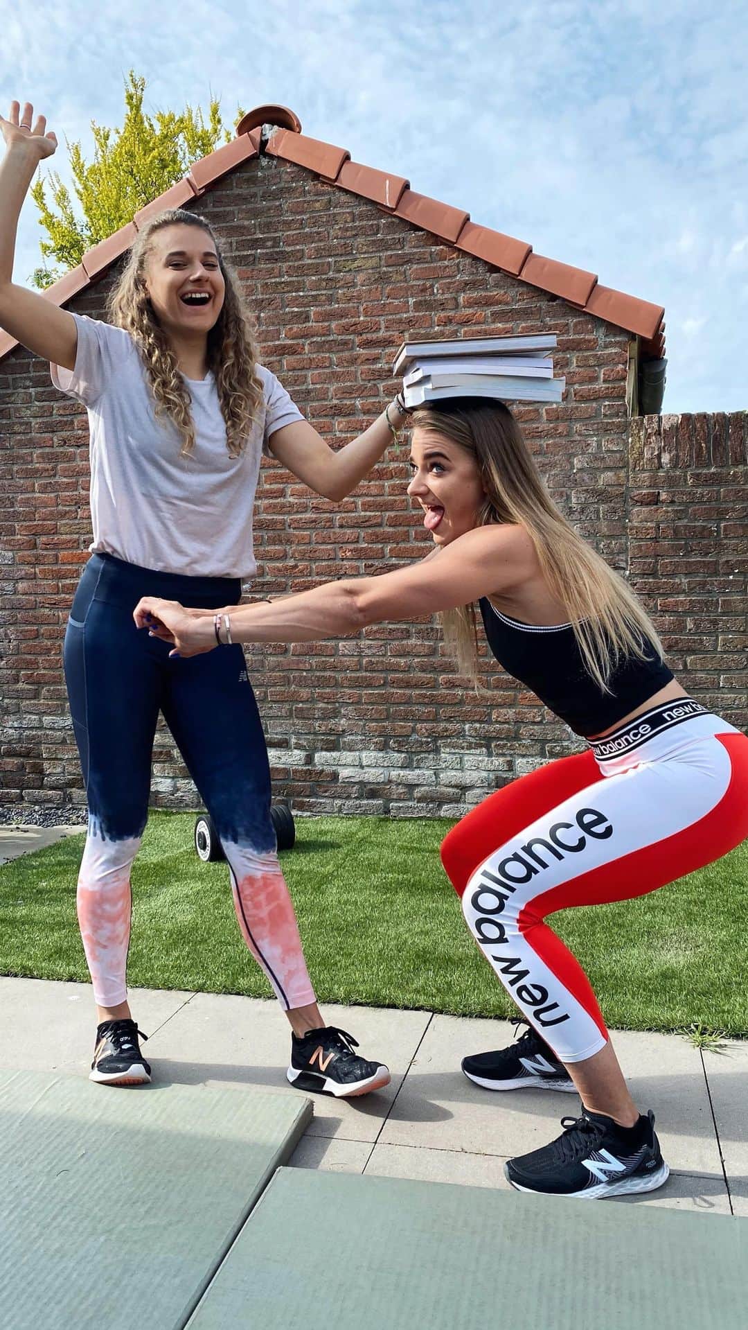 ラウラ・デ・ウィットのインスタグラム：「Are you up for a challenge? And maybe win some @newbalancerunning Fresh Foam 1080 shoes too? 👟  Do as many squats with as many books on your head as you can 📚 - Do the challenge and post to your Story before Thursday - Tag @intersportrunning + @lisannedewitte + @lauradewitte - Nominate 2 friends  I’m really curious to all of your ‘book-squats’ 😎」