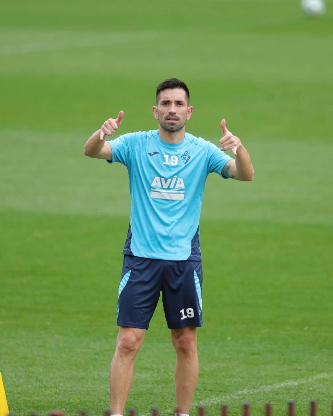 シャルレス・ジアス・ジ・オリベイラのインスタグラム：「🔵🔴🤙🤙 @sdeibar」