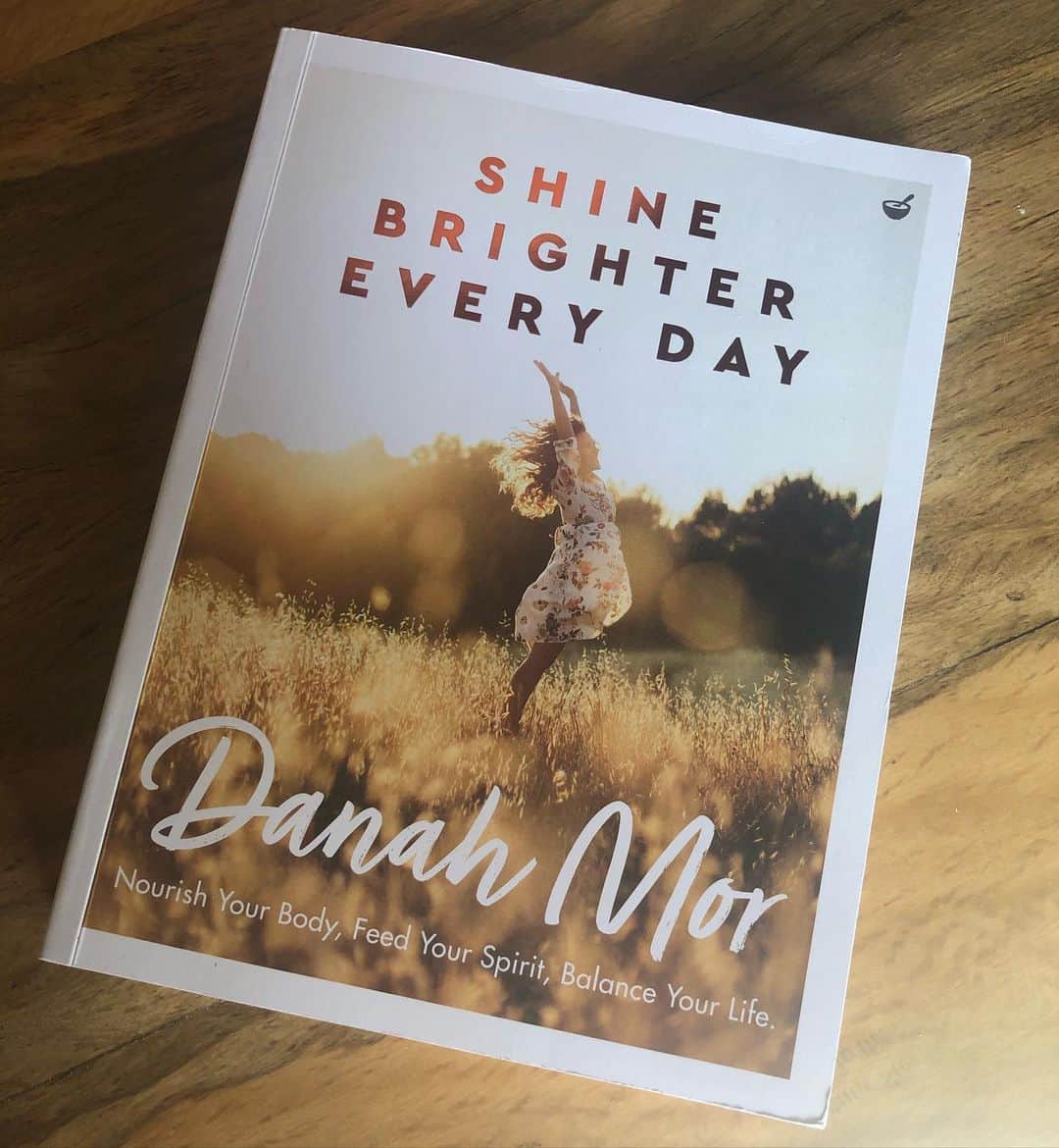 アナベル・ウォーリスのインスタグラム：「My beautiful friend @danah_mor has written a lovely book “Shine Brighter Every Day” you can get it on amazon and all bookstores online!! Danah is passionate about bettering our lifestyle and diet. Her practical, simple and guilt-banishing approach makes it a great handbook to health. She has also made it easy to share with kids.  Her mission is to help re-establish people’s health in hope that they can live disease free.  In a time of Covid-19, I have found great solace in improving my immune system here at home. This book has been a great help. I hope it helps you too.  Thanks Danah for writing a book that helps people.  All my love to you all xx  @danah_mor #shinebrightereveryday #morlifewellness」