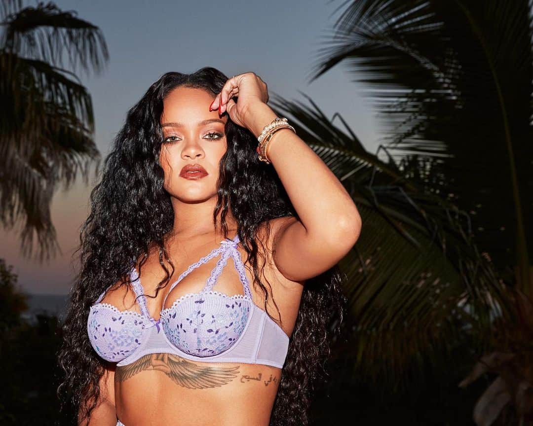 リアーナのインスタグラム：「get into this bra tho...like I’m usually humble but not about lingerie 🤷🏿‍♀️💜 @savagexfenty」