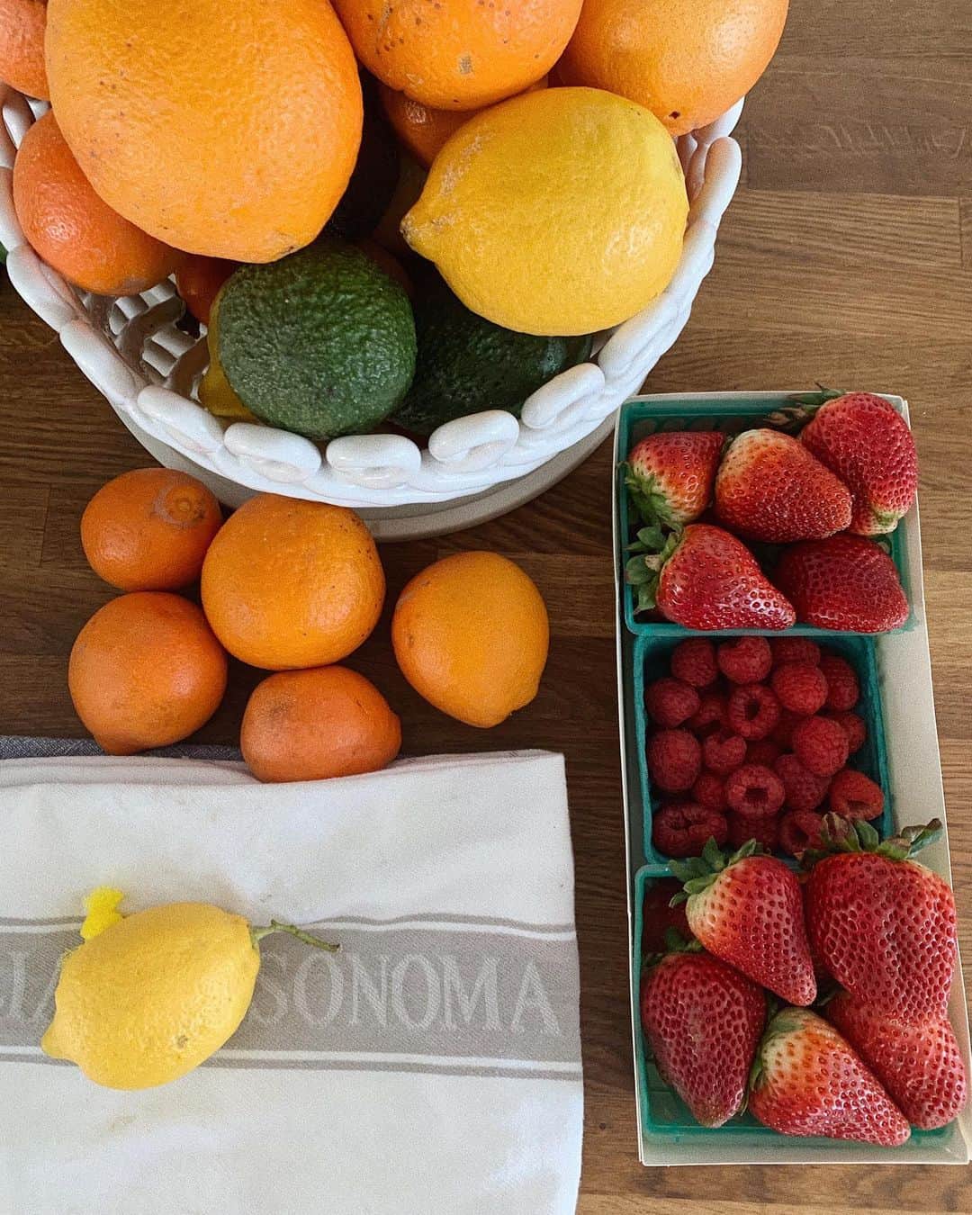 ダニエル・パナベイカーのインスタグラム：「This week’s fruit haul. What can I make?」