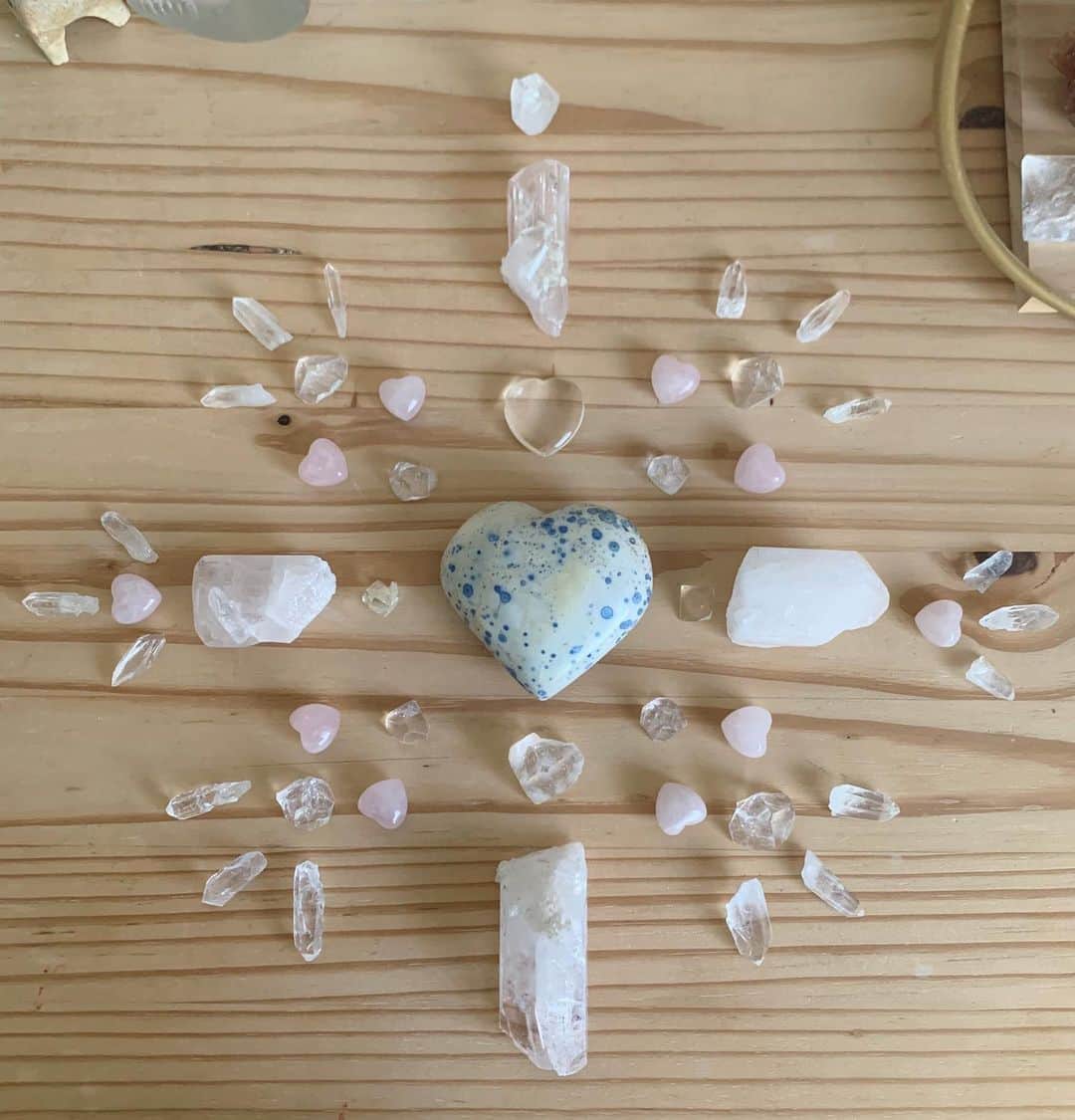 OLIVIAのインスタグラム：「Today’s #crystalgrid 🌟Wishing everyone a wonderful week!! 😘🥰🌈💕❤️🌟 #bluedalmatite #pinkdanburite #rosequartz #apophyllite #clearquartz」