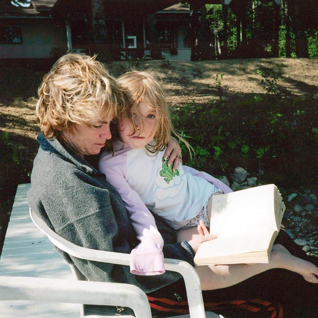ナターシャ・ピュリッチのインスタグラム：「💜🙌🏻 #mothersday #whorunstheworldmoms」