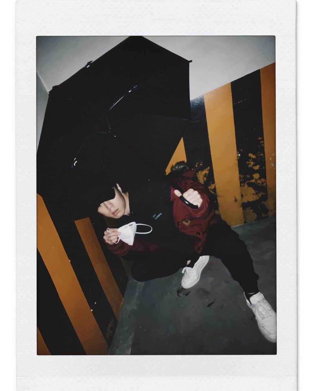Jun Sung Ahnさんのインスタグラム写真 - (Jun Sung AhnInstagram)「Hiding from the rain 🌧🌧🌧 📸: @hrryltomorrow」5月12日 3時58分 - juncurryahn
