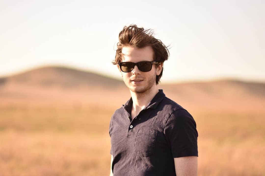 チャンドラー・リッグスのインスタグラム：「can’t tell if i look like i belong in a fraternity on a yacht or at apple as an intern」