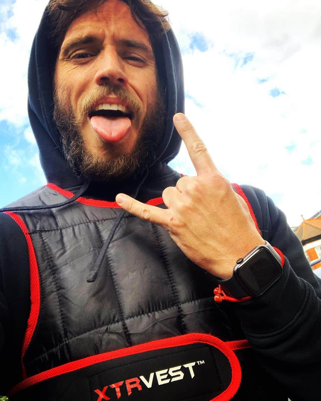 サム・クラフリンのインスタグラム：「Monday Motivation. Another 5k with an extra 5kG. 🤢」