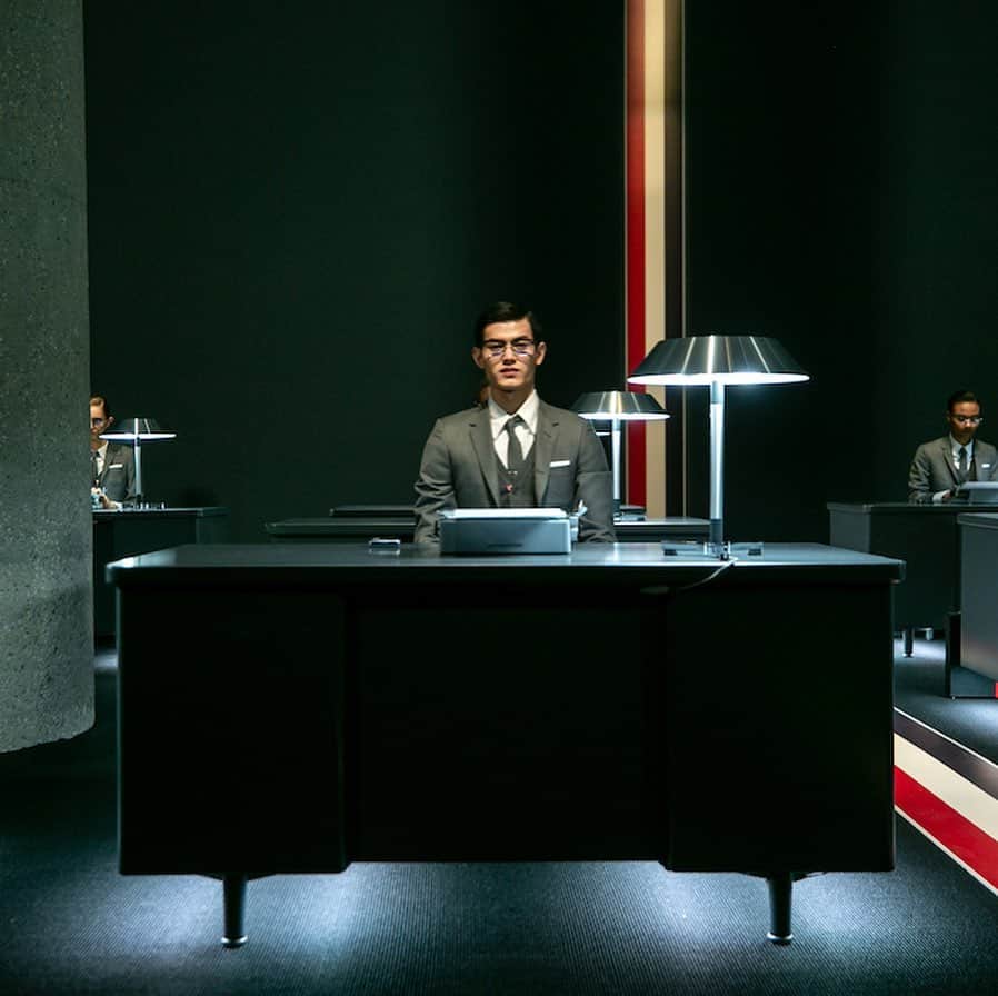 のインスタグラム：「「トム ブラウン（THOM BROWNE）」が「サムスン（Samsung）」とコラボレーションしたスマートウォッチ「Galaxy Z Flip Thom Browneエディション」を日本で販売開始する。発売日は2020年5月15日（金）で、5月13日（水）から先行予約を開始する。同アイテムは、2020年2月のニューヨークファッションウィーク中に発表。3月の発売時には世界各国ですぐに完売した。今回の先行予約は販売店舗にて電話で受け付ける...続きは　@apparelweb  プロフィールリンクApalog「メゾンニュース」から  #thombrowne #galaxyzflipthombrowneedition #smartwatch  #style #トムブラウン #スマートウォッチ @thombrowneny」