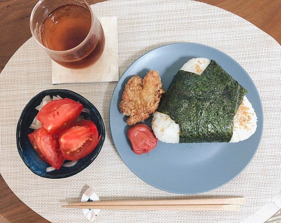 桜帆ゆかりのインスタグラム：「stay home🏡  @akkyontanaka あっきょんからの#おにぎりバトン　🍙🍙🍙三合凄すぎたよ、あっきょん😂笑笑  私は大好きな広島【むさし】の〝山賊むすび〟をイメージして作ったんですが『ぱたん。』🙄 感染者数が少し減ってきて少しだけ希望が見えてきましたね🌟でもまだ緩まずにstay homeとenjoy homeを続けましょう☺️💓💨 次は @riku_sorahane すみれー！チーズケーキ、いつか作ってね😚 @i.am_yumehana.ran  あやー！むさし食べに行くからね🏃‍♀️ もしお時間あれば🙈🎶繋いでくださいな〜  #おにぎりバトン　 #広島むさし #小さな頃から大好き #広島の全ツを思い出すなぁ #stayhome #enjoyhome  #onigiri  #🍙」