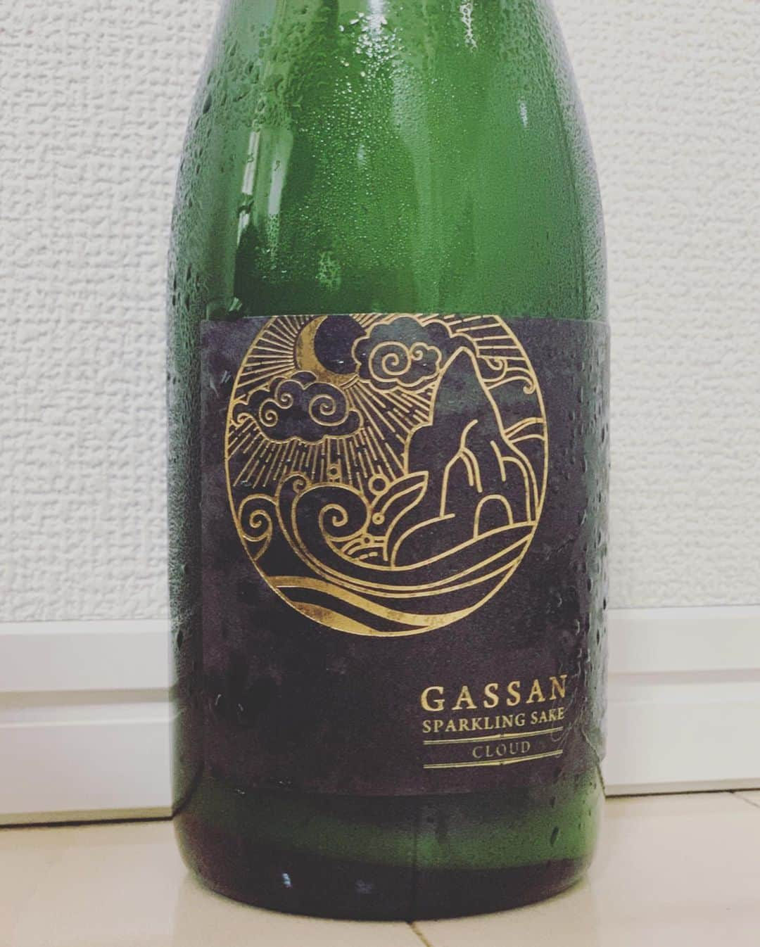 緑川静香さんのインスタグラム写真 - (緑川静香Instagram)「【しーたん日本酒録】﻿ ﻿ 吉田酒造@島根﻿ 月山 スパークリング クラウド﻿ ﻿ 瓶内二次発酵、きめ細かい泡が気持ち良いスパークリング清酒。﻿ ﻿ 自粛疲れしてモヤモヤした心と体をリフレッシュしたい時の必須アイテム。脂ののった魚、オイル系パスタにもよき、スッキリ爽快鼻歌歌っちゃうぜ♪﻿ ﻿ #しーたん日本酒録 #唎酒師 #日本酒 #日本酒女子 #酒蔵 #島根 #月山 #吉田酒造 #スパークリング日本酒 #クラウド #sake #japanesesake #sakestagram #sakebrewery #sakebottle #일본술  #いらっしゃ〜い #おうち居酒屋ですw #居酒屋しずか #前掛けコレクションがまた増えた✨ #本当は今期の酒造り中に行く予定だったのよ月山 #蔵元さんみたいな格好になったw #他の月山銘柄と地の肴を合わせたYouTubeも近日公開 #美味しいからぜひ飲んでほしー #日本酒苦手という方、騙されたと思って飲んでほしー #きめ細やかな泡が舌の上でステップ踏んでいくよ #思わず自分もステップ踏んじゃうよ #楽しいよ #オシャレ日本酒  #あーいつか小料理屋さんやりたいw」5月12日 15時29分 - midorikawa_shizuka