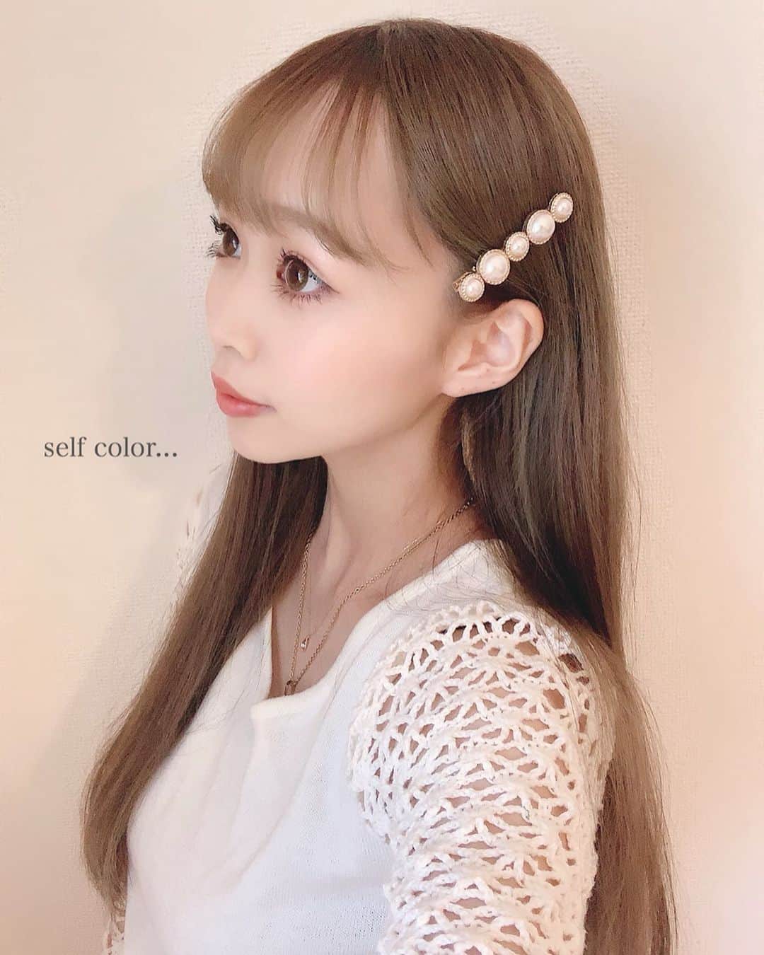 さっぴちゃんのインスタグラム：「... ... 𝐬𝐞𝐥𝐟 𝐜𝐨𝐥𝐨𝐫🎀 ... ... . . コロナでの自粛期間という事は関係無しに いつもセルフなので、前からカラーについて 沢山DM頂いているのでここでお返ししますね✎ . Q)カラー剤どれ使ってますか？ A)以前から何十件もDMを頂いているので画像 載せました❤︎今回は自分で染めたので3枚目の物を。 いつもは👨🏽に染めてもらっているので、ずっと 4枚目の物を使ってました♡♡♡ 実際使ってみて思ったのは、泡カラーとか トリートメントカラーみたいなカラー剤の方が 刺激が強くて少ししみるのと、匂いが数日残る🤔 . Q)市販のカラー剤だと髪の毛痛まないですか？ A)個人的に美容室とさほど変わらない気がします❁𓂂 染めた後のケアを大切にしているので そんなに気にならないのかも知れません☺️❥ むしろ前よりも最近の方が髪の毛綺麗になった♡ . Q)妊娠中のカラーは頭皮トラブルがあると 聞きますが、綺麗に染まりますか？ A)私の場合ですが、妊娠中もそうでない期間も 変わらず綺麗に染まります﹏☺️❤︎ でも妊娠すると皮膚が敏感になるので、 元から皮膚が弱い方は結構しみたりするかも...😭 . Q)妊娠中のカラーは羊水に カラー材の成分が行ってしまうと聞きますが、 カラーして大丈夫ですか？ A)医学的に赤ちゃんに影響が出ると立証はされていない みたいですが、妊娠中は行動や食事面も全て 自己判断だと思っているので、少し期間を開けて カラーをするようにしてます☺️🙌 . Q)セルフカラーのコツはありますか？ A)今回初めて自分で染めましたが 上下ブロッキングして下の段から塗って、 もみあげ、生え際、前髪は最後に塗ると 綺麗に染まりました♡←(youtube見ました❥) 放置する時はビニール袋を切って頭に かぶってました💡←(これもyoutube見ました❥) . . ………………………………(♡)……………………………… . .」