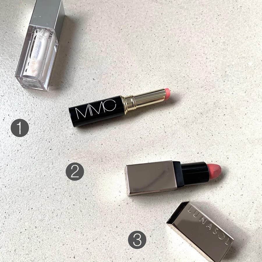 久保雄司のインスタグラム：「撮影メイクのリップとチーク💄  ❶Fujiko シェイク ①の位置に指でつけるハイライト  ❷MIMC リップチェンジャールージュ02 シマーピーチ ②リップラインややオーバー気味で直塗りグリグリ♪  ❸LUNASOL シームレスマットリップス02 ダスティピンク ③中央濃いめに直塗りグリグリ♪ リップラインはグラデーションにしたいので縁取らない☆  チーク ❹MIMC ミネラルスムースチーク 03 デザイアー ④アイメイクとリップがナチュラルなので手の甲でなじませた後、中央から塗る♪  完成♪ 簡単で楽チン♪ ちょっとした一手間でマイナーチェンジ(*^^*) . . ◎SIXのご予約 ◎オンラインサロンkuboさんのスナックのご入会 ◎オンラインサロン美容師予備校のご入会 はプロフィールのLINKから全てできます😊  #久保雄司オンラインサロン #kuboさんのスナック #クボコスメ #オンラインサロン過去投稿 #撮影メイク」