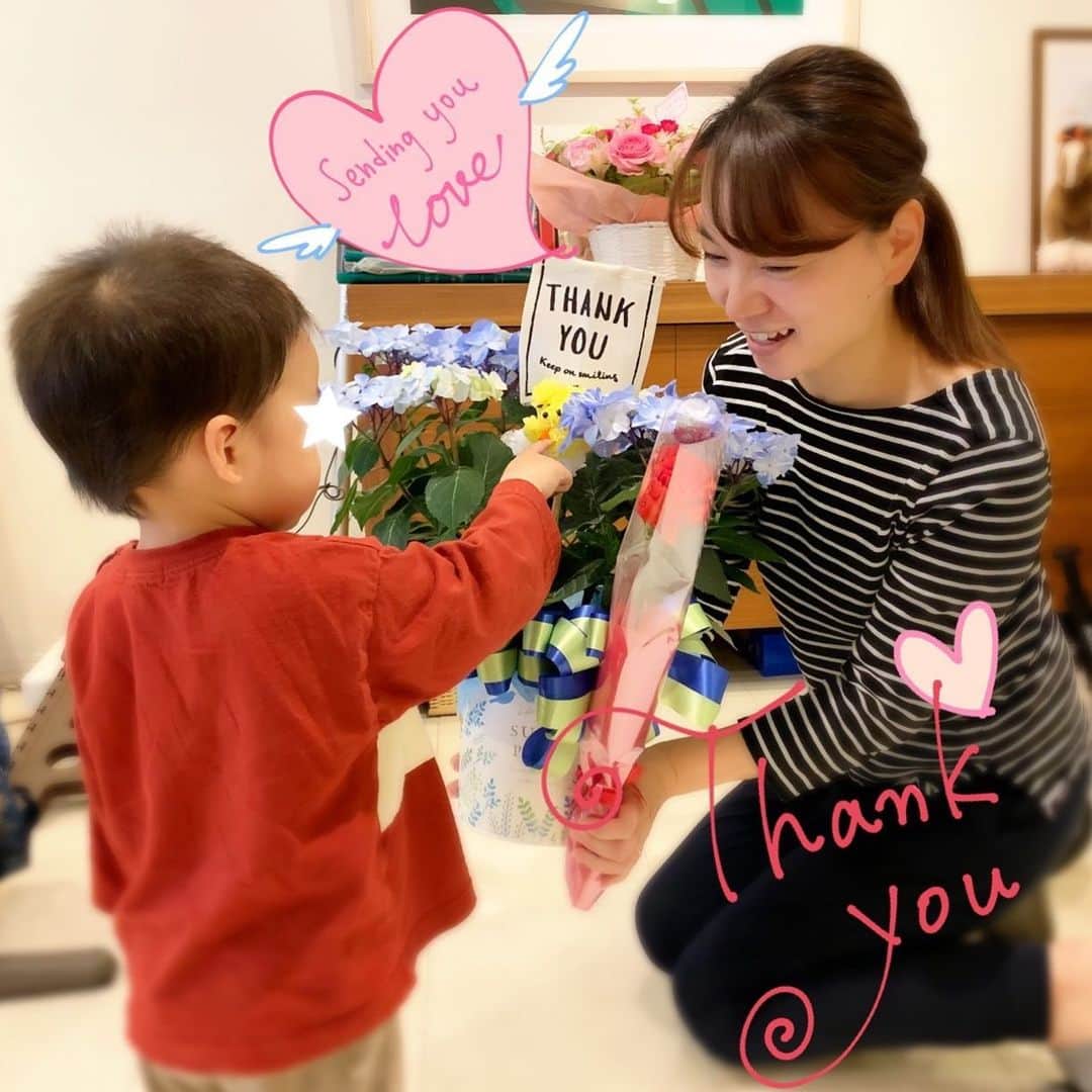 保田圭さんのインスタグラム写真 - (保田圭Instagram)「母の日。主人と息子から素敵なお花のプレゼントをもらいました。息子に日々いろんなことを教えてもらいながら、主人にたくさんサポートしてもらいながら…こうやって過ごせていることに心から感謝です。ありがとう♡ #2人の母に感謝の日　#ブログも見てもらえたら嬉しいです」5月12日 13時59分 - keiyasuda1206