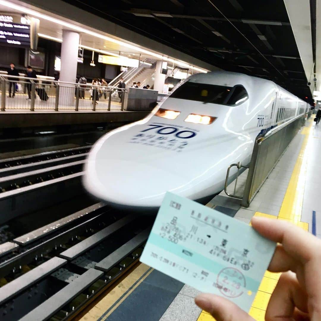 eclat.magazineさんのインスタグラム写真 - (eclat.magazineInstagram)「お別れ気分に一区切りつきましたので、1ヶ月ぶりに鉄道についてお送りしてみます。  この3月も引退車両が多数ありました。  広く知られているのは、3/8のラストランが中止となった東海道新幹線の700系でしょう。個人的に新幹線のことはそれほど…なのですが、音と手すりなどを確認するため、2月に品川〜東京のみ乗車しました。  今回の700系C編成の引退により、あらゆる新幹線車両から幕式の行先表示が失われました。あの、終着駅到着後などにクルクル回っていたやつです。今どきのLED表示は綺麗だけど、ちょっと味気ないところも。仕様によっては記念撮影で写りにくいものもあるのが難点です。※ダメな場合はシャッタースピードを1/50秒程度に設定しましょう。  新幹線の方向幕のコマ数はまだ少ないほうで、かつての在来線特急の多いものなら70コマ以上。その幕回しを眺めるのは、めくるめく体験でありました。なかでも、日本のあちこちの街の名が入っている青い客車の方向幕は、見るたびに泣けます。  こうした幕表示が絶滅した未来においては、『となりのトトロ』でねこバスの行先が「めい」に切り替わるシーンなども、「昔はああして幕が回ったもんさね」と昭和世代の解説が必要になってくるのかもしれません。  ちなみに、エンディング直前のねこバスとのお別れの場面では、幕の表示が「す」（巣）になっていて、芸が細かいです。 （編集B） #700系 #新幹線 #東海道新幹線 #行先幕 #方向幕 #行先表示 #幕回し #行先方向幕 #東京駅 #やや密だったので #幕回し #動画はありません #国鉄 #鉄道 #引退 #ダイヤ改正 #文字鉄 #書体 #ねこバス #となりのトトロ」5月12日 13時59分 - eclat.magazine