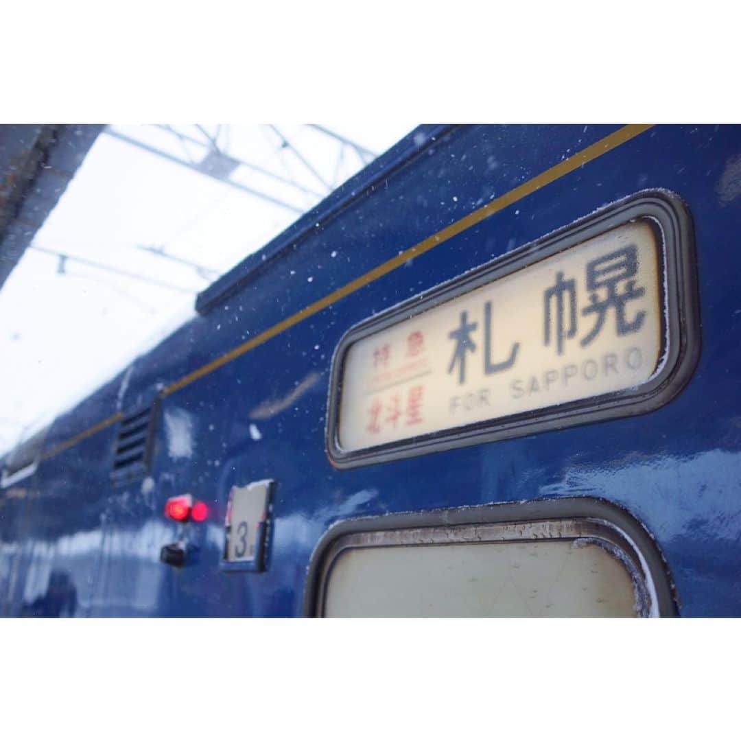 eclat.magazineさんのインスタグラム写真 - (eclat.magazineInstagram)「お別れ気分に一区切りつきましたので、1ヶ月ぶりに鉄道についてお送りしてみます。  この3月も引退車両が多数ありました。  広く知られているのは、3/8のラストランが中止となった東海道新幹線の700系でしょう。個人的に新幹線のことはそれほど…なのですが、音と手すりなどを確認するため、2月に品川〜東京のみ乗車しました。  今回の700系C編成の引退により、あらゆる新幹線車両から幕式の行先表示が失われました。あの、終着駅到着後などにクルクル回っていたやつです。今どきのLED表示は綺麗だけど、ちょっと味気ないところも。仕様によっては記念撮影で写りにくいものもあるのが難点です。※ダメな場合はシャッタースピードを1/50秒程度に設定しましょう。  新幹線の方向幕のコマ数はまだ少ないほうで、かつての在来線特急の多いものなら70コマ以上。その幕回しを眺めるのは、めくるめく体験でありました。なかでも、日本のあちこちの街の名が入っている青い客車の方向幕は、見るたびに泣けます。  こうした幕表示が絶滅した未来においては、『となりのトトロ』でねこバスの行先が「めい」に切り替わるシーンなども、「昔はああして幕が回ったもんさね」と昭和世代の解説が必要になってくるのかもしれません。  ちなみに、エンディング直前のねこバスとのお別れの場面では、幕の表示が「す」（巣）になっていて、芸が細かいです。 （編集B） #700系 #新幹線 #東海道新幹線 #行先幕 #方向幕 #行先表示 #幕回し #行先方向幕 #東京駅 #やや密だったので #幕回し #動画はありません #国鉄 #鉄道 #引退 #ダイヤ改正 #文字鉄 #書体 #ねこバス #となりのトトロ」5月12日 13時59分 - eclat.magazine