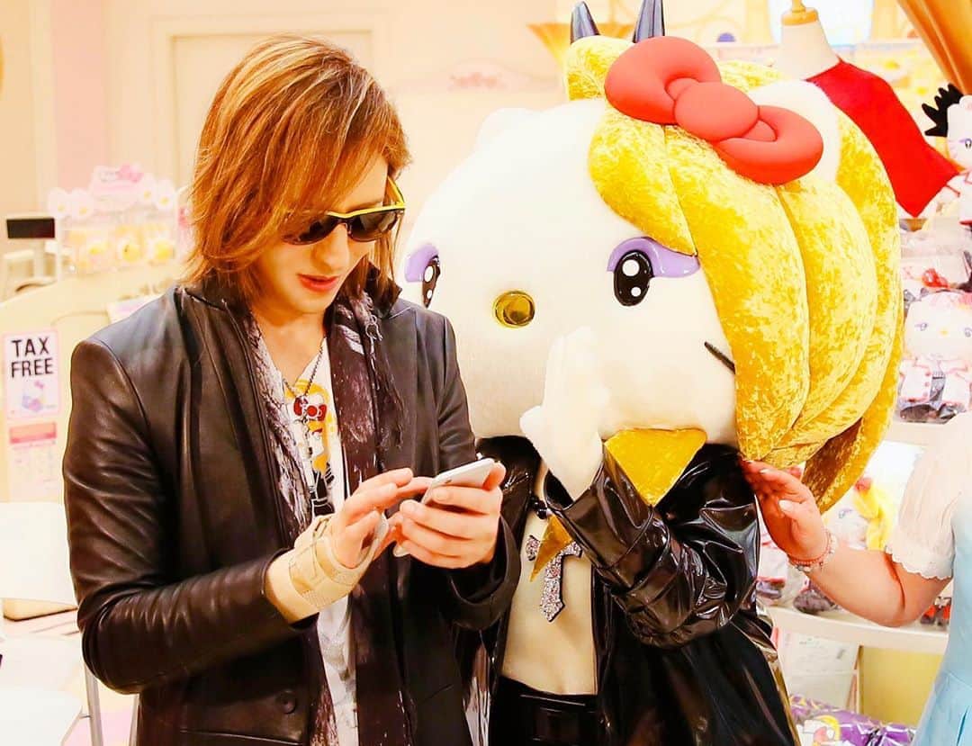YOSHIKIさんのインスタグラム写真 - (YOSHIKIInstagram)「I'm VOTING too! 俺も投票してるよ！みんな応援ありがとー！ "中間発表５位！！#Yoshikitty 『2020年 #サンリオキャラクター大賞 』 残り13日！ パソコン、スマホ、タブレットなどで1日1回投票しよう！投票はこちらから, VOTE→  https://ranking.sanrio.co.jp/characters/yoshikitty/  Xx "#yoshikitty is now in the TOP 5 in the #Sanrio Character Ranking mid-term results! 13 days left to support Yoshikitty! PLEASE VOTE ONCE A DAY from ALL YOUR DEVICES through MAY 25! #HelloKitty x #Yoshiki @yoshikitty_official  ただいま海外では ブラジル１位 ！ 中国２位 ！ ドイツ３位！  Right now  No 1 in Brazil ! No 2 in China ! No 3 in Germany !」5月12日 14時00分 - yoshikiofficial