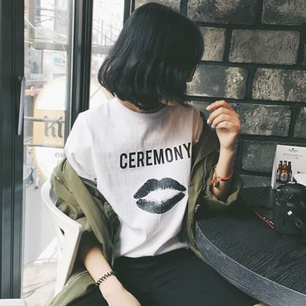 maison de LATIRのインスタグラム：「ゆるっとフィットするシルエットがかわいいTシャツ。 カジュアルになりすぎないプリントとロゴがアクセントになって大人の休日をアップデート。 今年風の長さがスカートにインしてもパンツとコーデしてもgood。 . お求めはコチラから▼▼ @maison_de_latir #maison_de_latir #https://shop-list.com/women/brand/maison-de-latir/」