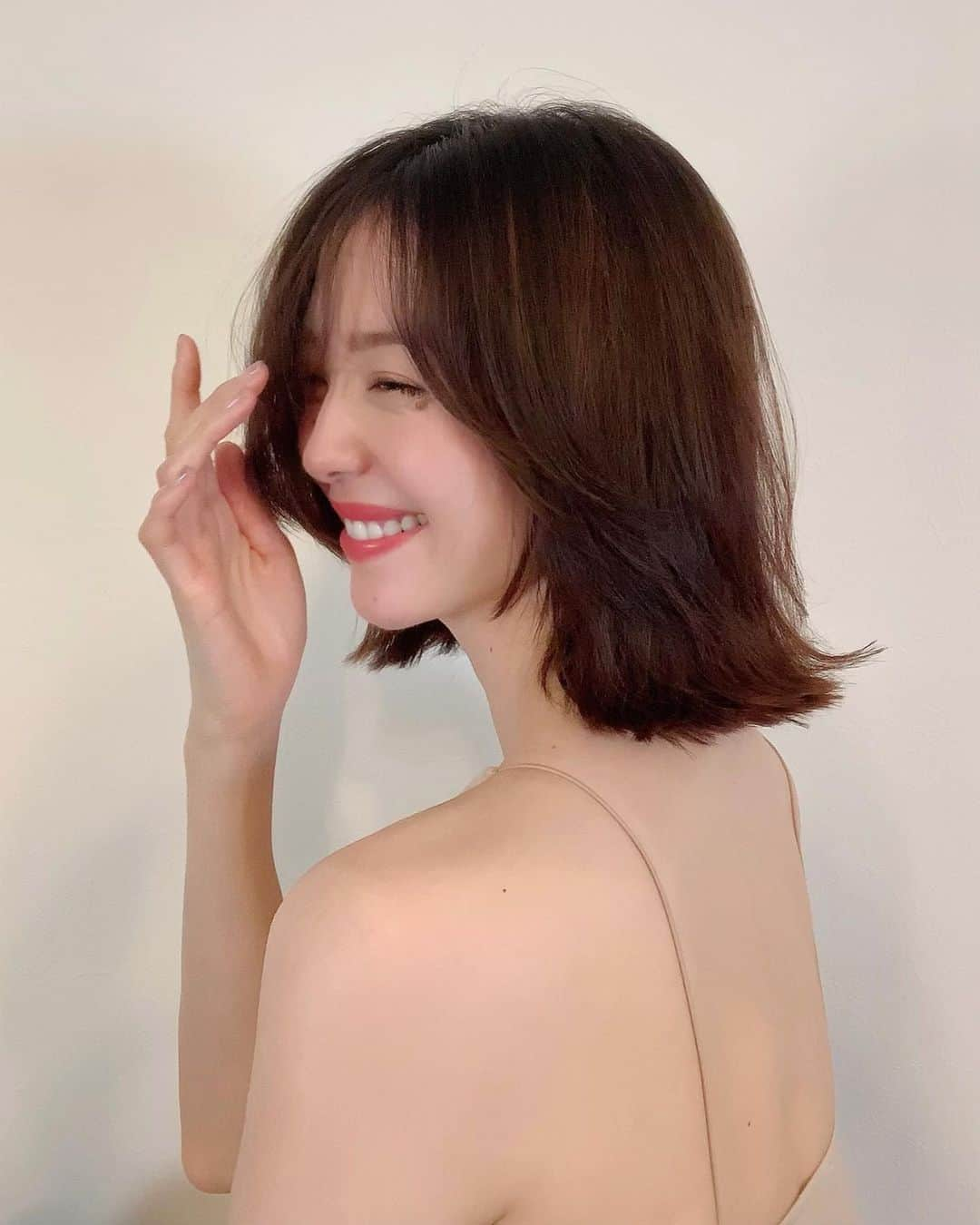 松島花さんのインスタグラム写真 - (松島花Instagram)「: ロング派の皆様ごめんなさい🙏🏻 久しぶりのヘアカットでテンション 上がっちゃったのと⤴️昨日暑くて☀️ 予定より切っちゃいました💇🏻‍♀️💦 私伸びるの早いからちょっと気分転換です🎵 カラーはハイライトをナチュラルに入れて もらいました💆🏻‍♀️✨ : ヘアカットは @glams__official で平元敬一さんに👨🏻 ヘアカラーは @peakshair.jp で鬼島 健二さんに👨🏻 やっていただきました〜👍🏻 とっても気に入ってます💖 #haircut #hairstyle #haircolor  #hairsalon #glams #peaks  #ヘアカット #ヘアカラー」5月12日 14時22分 - hana_matsushima_official