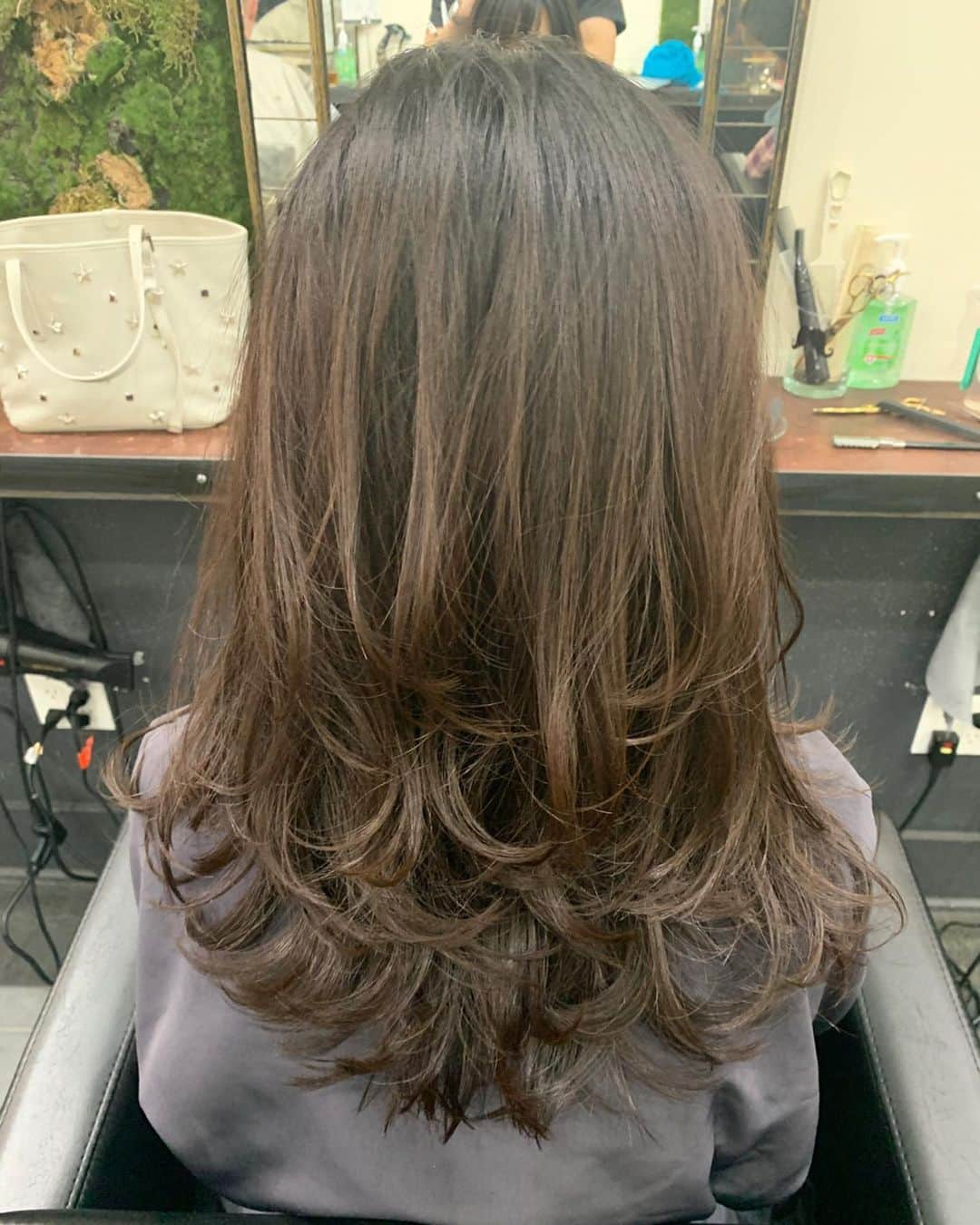 早川茉希さんのインスタグラム写真 - (早川茉希Instagram)「🤝❤️ ニューヨークでも安心して 日本のヘアサロンの 技術とサービスを受けられたのは @gardennewyork のお陰でした😊 最後に @seki__garden さんにカットしてもらった時の 巻き具合がすごくお気に入り🥺 その後、髪を巻く機会はほとんど無く 前髪もセルフカットしてしまった🤦‍♀️ ・ ロックダウンで営業ができないGARDEN NYは HPで支援を呼びかけていて、 私も協力させていただきました😊 @gardennewyork アカウントのトップページから支援できます✨ 今も毎日、NYのニュースと感染者数をチェックしています。 NY州は5/15以降、段階的に経済活動が再開されますが、 NY市が日常生活に近い状態になるには まだ時間がかかりそうです。  pic4〜5は、沖縄・糸満市にある 海ぶどう農園「ぷちぷち」の新鮮な海ぶどう🌊 コロナの影響で1カ月分(約1t)が廃棄の危機という Twitterを見て注文しました！ 30%で購入できます✨ オススメの海ぶどう卵かけご飯、美味しかった！🙏🏻 元の生活が戻ったら行きたい場所の一つが沖縄🌺 待ち遠しい〜🌴✨ ・ pic6〜7は、今年の母の日に ふたりの母に贈ったお花💐 フランスで修行をされたフローリストの @un_voyage_de_fleurs さんで注文させていただきました💕 イメージにぴったりの可愛らしいお花で 母達も喜んでくれました❤️ ・ おうち時間が長い今だからこそ、 尚更、お花の癒しパワーを感じる🌼 素敵なお花をありがとうございました💐  #gardennewyork #haircut #hairstyle #newyork #nyc #hairsalonnyc #flowers #flowerstagram #flowerarrangement #ニューヨーク #ニューヨーク生活 #ヘアサロン #沖縄グルメ #海ぶどう #海ぶどう大好き #沖縄行きたい #コロナ支援 #コロナに負けるな #コロナウイルスが早く終息しますように #おうち時間 #支援の輪 #自分にできる範囲で #💐」5月12日 14時22分 - maki_hayakawa