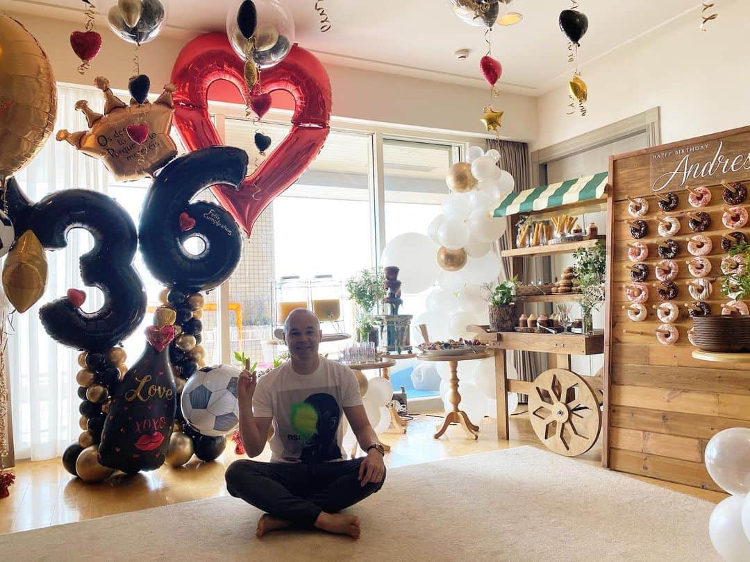 のインスタグラム：「Hoy celebramos d nuevo la vida. ⁣ La tuya mi amor. ⁣ La d la persona con el corazón más noble y sincero.⁣ La del papá más bueno y maravilloso que existe.⁣ La de mi compañero de viaje, gracias por cruzarte en mi camino.⁣ ⁣ Que sigamos celebrando cada 11 de mayo con la misma ilusión, los mismos nervios, las mismas miradas, risas y lágrimas.⁣ ⁣ Que sigas disfrutando. ⁣ Disfrutando de ti, de los peques, de nosotros; de los tuyos... de la VIDA..!! Como hemos aprendido. ⁣ Hoy es tu día.. feliz cumpleaños, feliz VIDA amor!! #ravapas💫 #tequeremos #lomejorestaporllegar⁣ ⁣ 今日はあらためて人生に感謝する日。⁣ 愛しいあなたの人生に。⁣ 最も尊く誠実な心をもつあなた。⁣ 誰よりも素晴らしく、最高のパパ。⁣ あなたは人生という旅のパートナー、共に歩めることに感謝。⁣ 5月11日はずっと、喜び、初々しい気持ちで祝い続けましょう−あなたの瞳、笑顔、そして涙−。⁣ ⁣ これからも人生を楽しみ続けましょう。⁣ ⁣ あなた自身を、子供たちを、そして私たち、あなたの人生を楽しむこと。これこそ私たちが共に学んできたこと。⁣ ⁣ 今日はあなただけの大切な日。誕生日おめでとう、人生に感謝、愛しい人。」