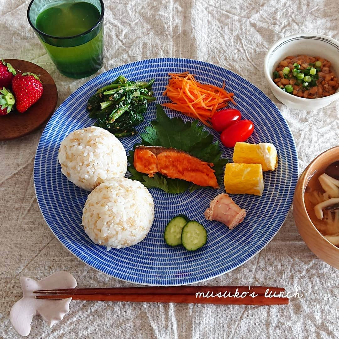 藤森夕子さんのインスタグラム写真 - (藤森夕子Instagram)「久しぶりにワンプレート♡ 最近色々と冷凍保存するようになったのだけど、キノコ類も冷凍保存できて旨味がアップすると聞き、半信半疑で冷凍してそのキノコでお味噌汁作ったら！ホントに干ししいたけかのような香りと旨みにびっくり感動！まだまだ色々な発見がありますね(^^) それにしても…おにぎりデカっ😂  #ワンプレート #ワンプレートランチ #息子ごはん #息子ごはん記録 #昼ごはん #今日の昼ごはん #休校中の昼ごはん #冷凍保存 #冷凍きのこ #アラビアアベック #アラビア食器 #おうちごはん #おうち時間を楽しむ #今日のごはん記録用 #kitchengram #cook365 #cooking #cocoronedays #てづくりごはん365 #毎日ごはん #stayhome #器」5月12日 14時31分 - yukofujimori2525