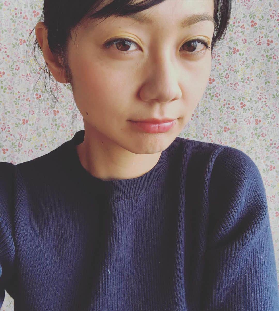 益田麻衣のインスタグラム：「昨日はコメントいただいたので、コフレドールのイエローメイクをアップします！  アイホールにゴールド、その上にイエローを重ねて、際にブラウンで仕上げています。 日本人の肌に馴染むカラーです。  目元にカラーを入れると、お洋服が暗い色でもワンポイントに♡  そして最近、とっても興味深かったインスタライブがありまして、、、おそらくたくさんの方が見られてたんじゃないかなと思うのですが、、、 神崎恵めぐみさん(@megumi_kanzaki )とジョージさん(@george828)のコスメトーク。 神崎恵さんのインスタから見れるので、ぜひぜひ〜  コスメ熱が上昇中な私。 また色々購入品をご紹介できればと思います♡  #イエローメイク #イエロー #コフレドール #アイシャドウ #3Dトランスカラー#ハニーレモン #メイク #コスメ #ファッション」