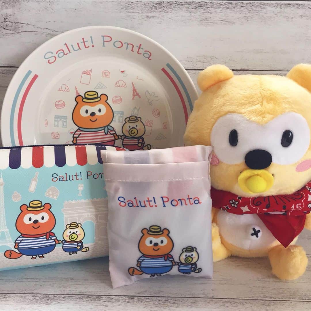 ポンタのインスタグラム：「【商品のご紹介】 . 旅行に行った気分🎶 . . #フレンチ シリーズ . #ポンタマイバッグ(フレンチ） #ポンタポーチ（フレンチ） #ポンタプレート（フレンチ） . . . 好評いただいている ポンタとばぶポンタがフランスを旅する可愛い絵柄です🥰💕 . . Ponta特典交換で大好評発売中！ . . #ponta #ポンタ #ばぶポンタ #兄弟  #キャラクターグッズ #ponta特典交換 #Pontaポイント #ポンタグッズ #ポンタのぬいぐるみ #ぬいぐるみ #エコバッグ  #ポーチ #プレート #皿 #丸皿 #フランス #エッフェル塔　#凱旋門 #便利 #癒し #ぬい撮り部 #ぬい撮り #ぬいどり #ぬいすたぐらむ #ポンスタグラム #撮りポン」