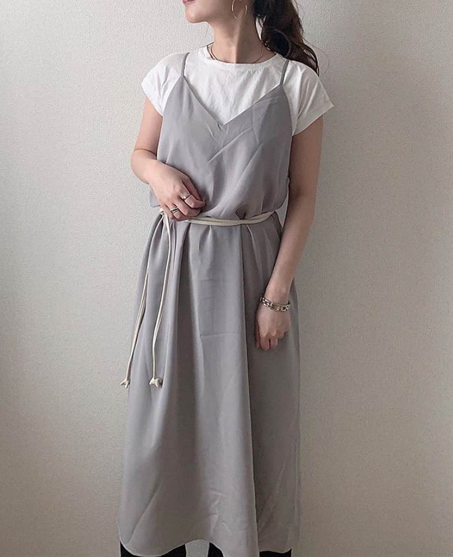 Gu ジーユー さんのインスタグラム写真 Gu ジーユー Instagram キャミソールワンピースコーデをpick Up シンプルで 着心地抜群のキャミワンピ 馴染む柔らかグレーが 女性らしい雰囲気を作ってくれてgood ウエストマークでアレンジした着こなしが とっても