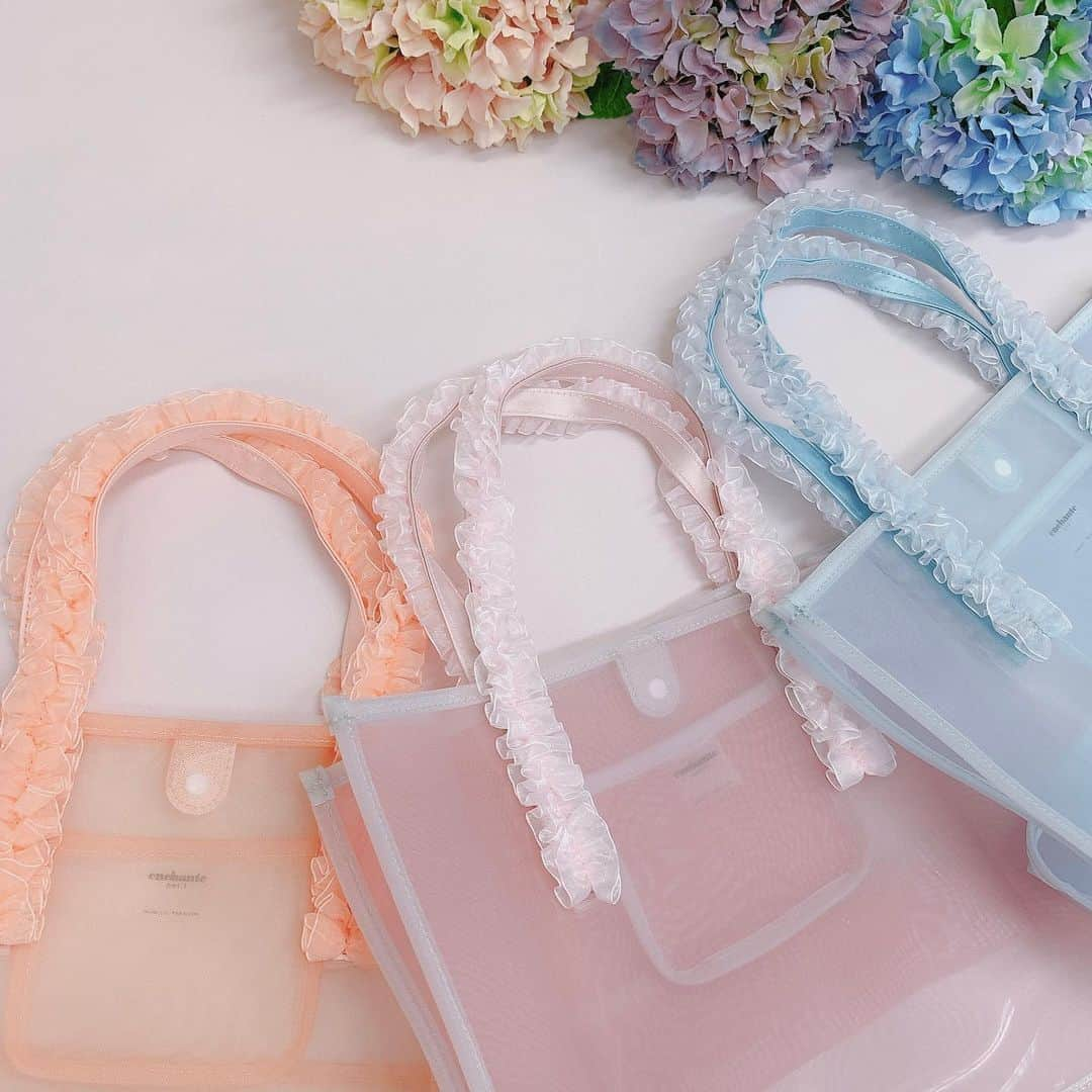 enchante petitのインスタグラム：「* . . ◇オーガンジーフリルメッシュプールバッグ：¥1,980 . . #enchantepetit #アンシャンテプティ * . . #プールバッグ #ビーチバッグ #リゾート #トートバッグ #マザーズバッグ #チュール #フリル #おめかし #ガーリー #くすみカラー #女の子コーデ #女の子服 #女の子ママ #ファッション #子供服 #こども服 #子供服通販 #キッズコーデ #キッズファッション #キッズウェア #親バカ部 #プチプラ #kids #fashion #kidsfashion #girls」