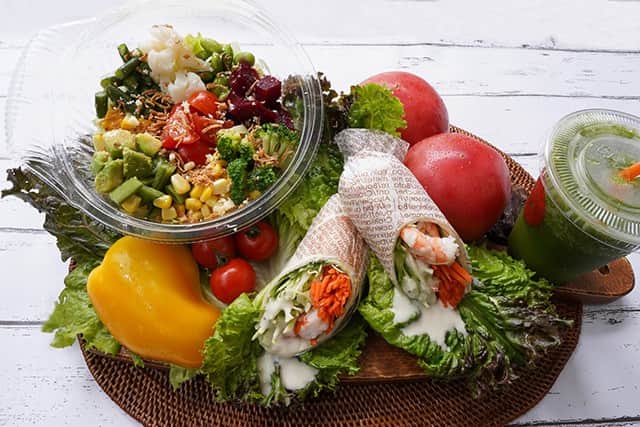 Courtyard by Marriott Tokyoのインスタグラム：「明日からテイクアウトのご注文を承ります！（11時ー14時） 美味しくて健康的なランチをオフィスに持ち帰って召し上がってみては！ 新鮮野菜のスムージーが入った豪華ヘルシーランチセット！  We are doing takeout orders for food starting tomorrow! (11:00-14:00) Take your delicious but healthy food back to your office to enjoy! Have a luxury healthy lunch set that includes a fresh vegetable smoothie!  LAVAROCK TAKE OUT DELI 1,000円 (Tax Included)  メイン(1つ選択) / Main (Choose 1) カルアポークとラタトゥイユのピタパンサンド / Kalua Pork and Ratatouille Pita Bread Sandwich エビとアボカドのトルティーヤロール / Shrimp and Avocado Tortilla Rolls ワッフルチキンサンド / Waffle Chicken Sandwich ⠀⠀⠀⠀⠀⠀⠀⠀⠀⠀⠀⠀ + チョップドサラダ / Chopped Salad + 野菜スムージー / Vegetable Smoothie  #自粛生活 #自粛 #自粛中の過ごし方 #自粛生活を楽しく過ごす #healthy #ヘルシーメニュー #丸の内ol #ヘルシー #減量 #野菜たっぷり #野菜 #野菜料理 #野菜スムージー #スムージー #東京駅 #京橋グルメ #京橋 #テイクアウト #テイクアウトランチ」