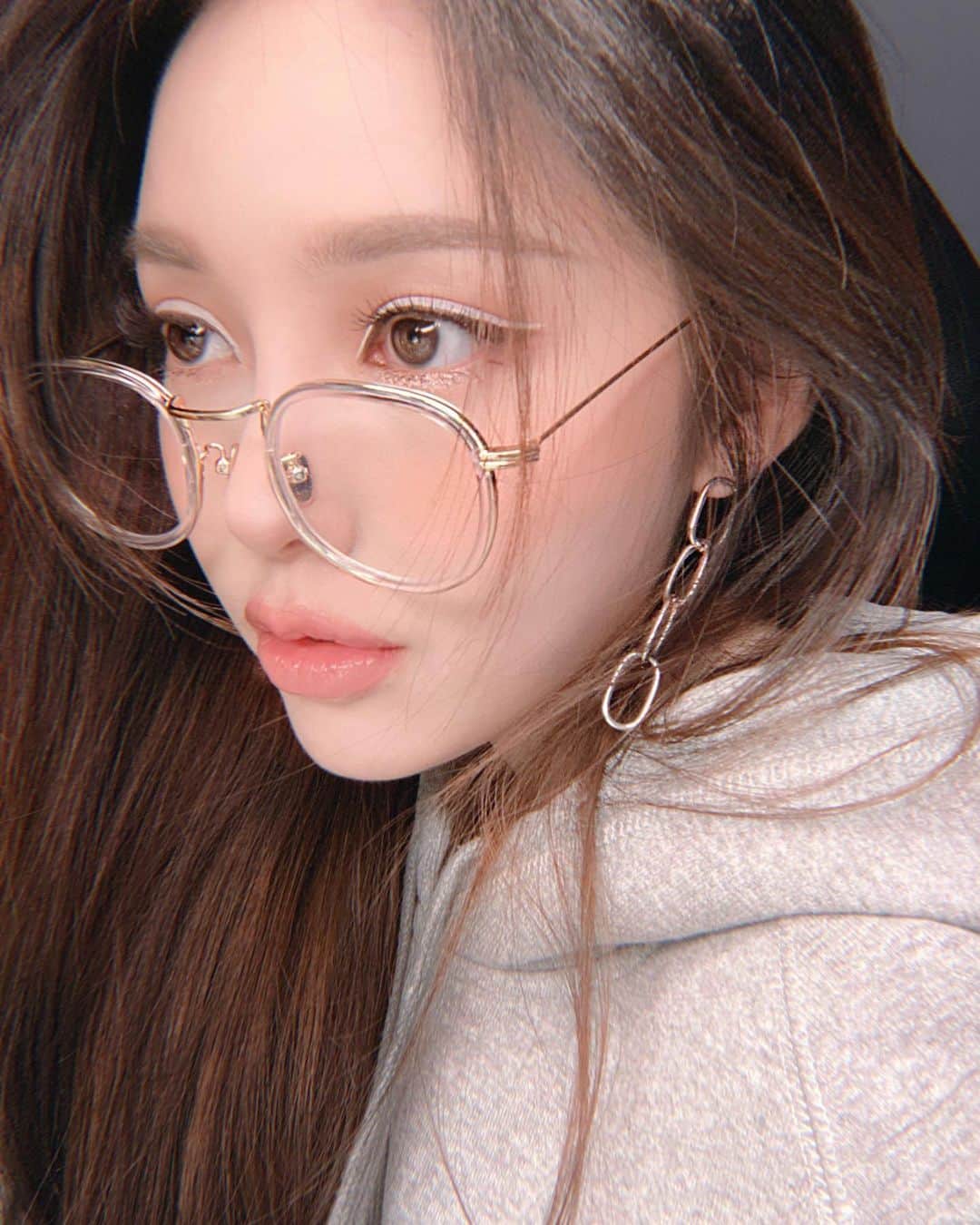 ポニーのインスタグラム：「Blue-light blocking glasses🤓」