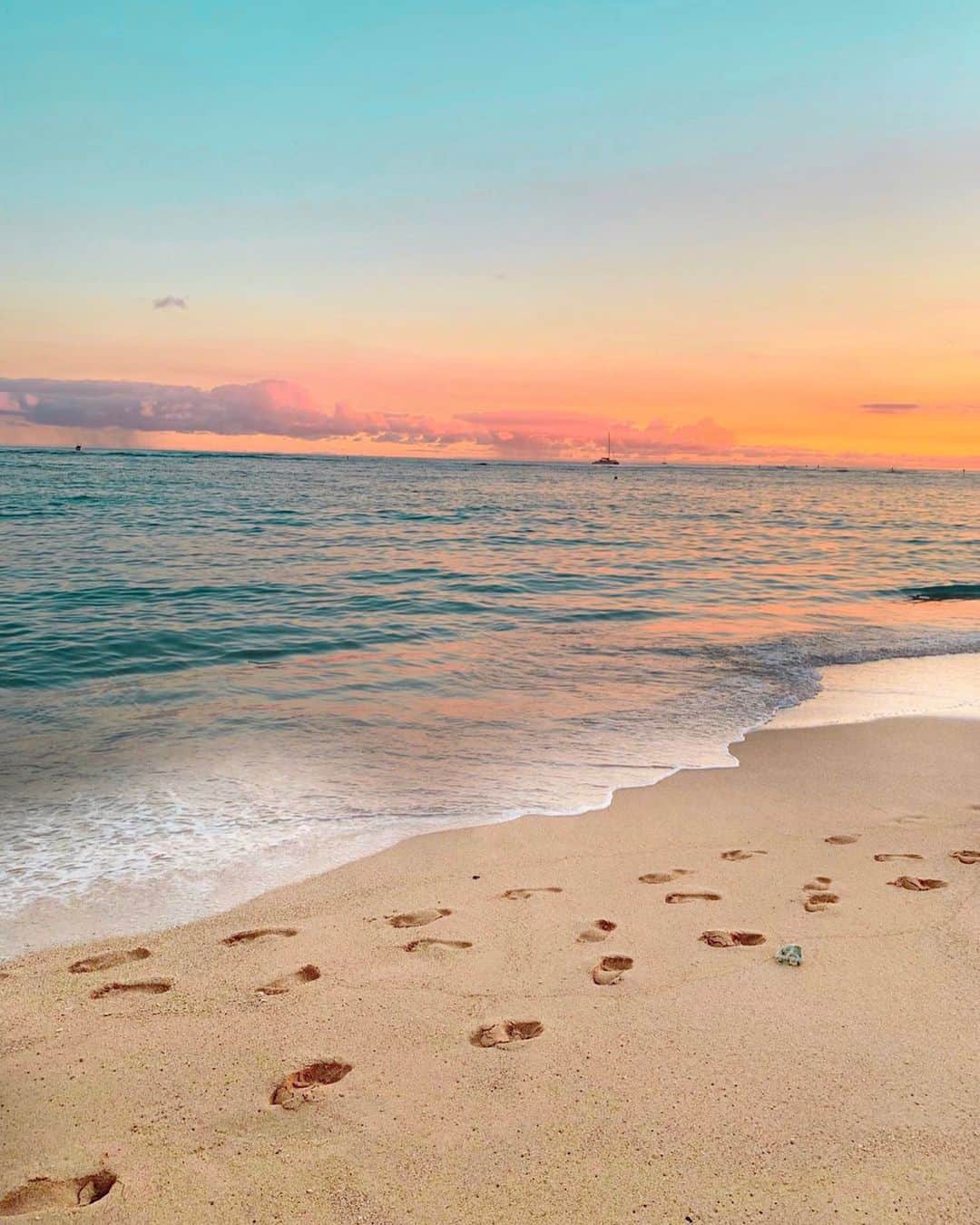 のインスタグラム：「Hawaiian dream 🏝🕊 こんな青やオレンジや 言葉にできない今にも溶けていきそうな ピンク色を フィルター越しじゃなく体で感じられる日が 再びやって来るように...🌴😌 次のいい波をキャッチするために♡ 今を生きよう🌊🌴 それぞれの場所で。」