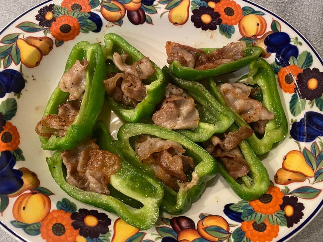 火口秀幸のインスタグラム：「‪#ピーマンの肉詰め　ならぬ‬ ‪ピーマンの肉入れ　（笑）🤣‬ ‪なんだか、不器用ですが、😅‬ ‪しゃぶしゃぶ　の　#胡麻ダレ　に‬ ‪食べる　#ラー油　と　#ネギ　で‬ ‪味だけは　まいう〜　😀‬ ‪#吉本坂46 #RED #自炊　#自粛‬」