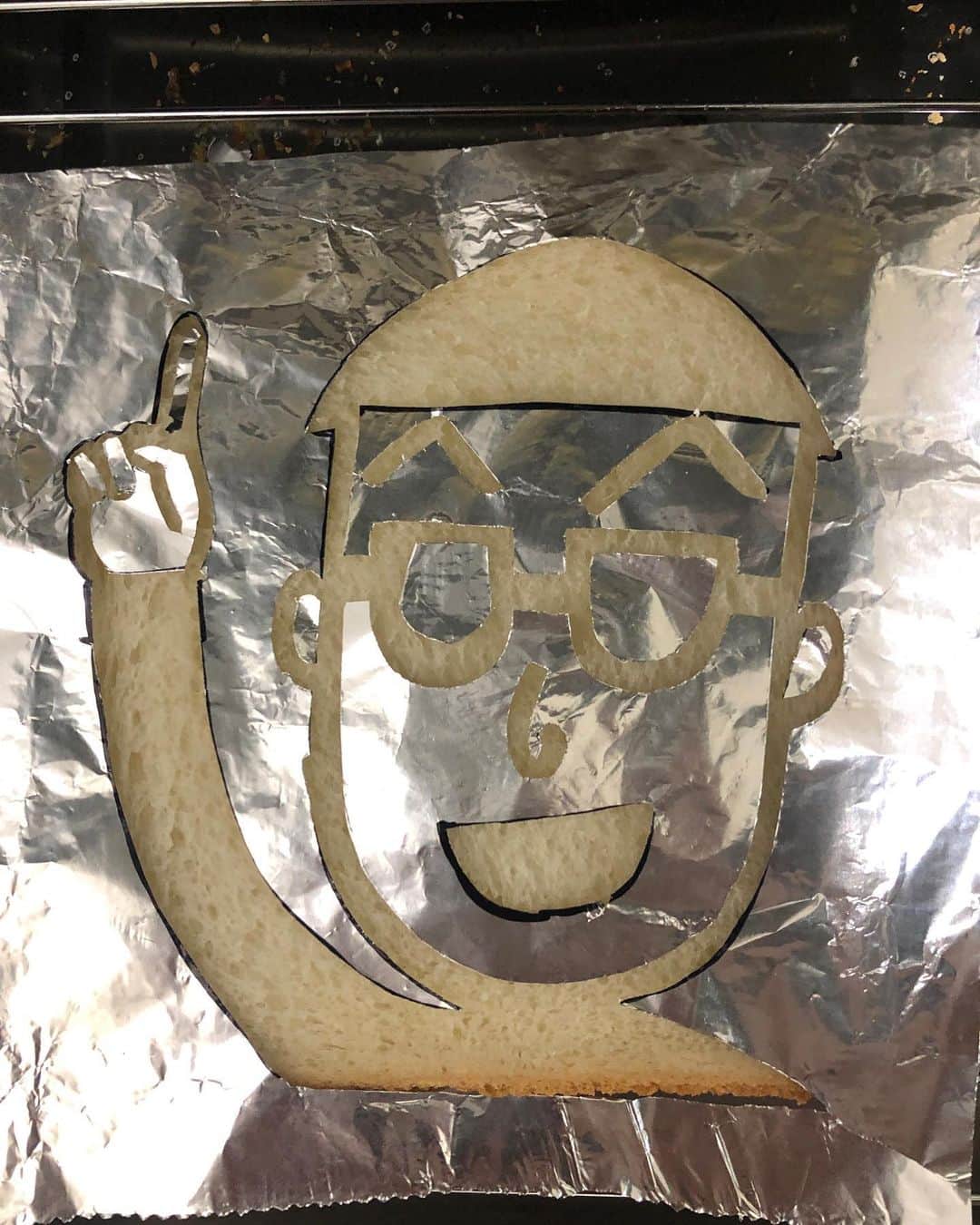 田畑祐一のインスタグラム：「食パンアート23日目🍞確実に安定してきたでしょう！間違いないでしょう！どうでしょうか？  #食パンアート #トーストアート #まるお #ちびまる子ちゃん #吉本自宅劇場」