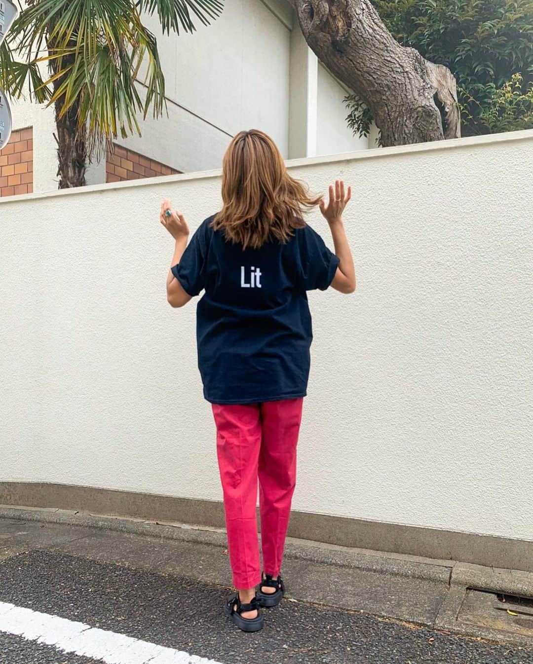 吉田夏海さんのインスタグラム写真 - (吉田夏海Instagram)「去年完全sold outだったLit vintageオリジナルTシャツを再受注販売します🖤🖤🖤﻿ ﻿ オーダー期間は﻿ 5/12〜5/31までとなります🌈﻿ (お届けは6月末〜7月頭になります)﻿ ﻿ 定番カラーにプラス今季限定カラー﻿ ・グレー﻿ ・グリーン﻿ ・オーキッド﻿ ﻿ 定番カラー﻿ ﻿ ・ホワイト﻿ ・ブラック﻿ ・ダークグレー﻿ ・ネオンイエロー　﻿ ﻿ 全7色になります🤗﻿ ﻿ 前にはvintage、後ろにはLitのプリントがポイントになります✨﻿ ﻿ Litは最高という意味です✌️﻿ ﻿ みんなに最高なものを届けたくてこの名前にしたんです☺️💗﻿ ﻿ 着れば着るほどクタってなるvintage感を楽しんでもらえたらなぁと思います🙏💭﻿ ﻿ ウェブサイトはプロフィール欄からアクセスできますのでよろしくお願いします🌻﻿ ﻿ ※写真着用サイズＬ﻿ ﻿ #litvintage﻿ #originaltee﻿ #vintagefashion ﻿ #vintagestyle」5月12日 15時16分 - natsumiiiiiiiiiii