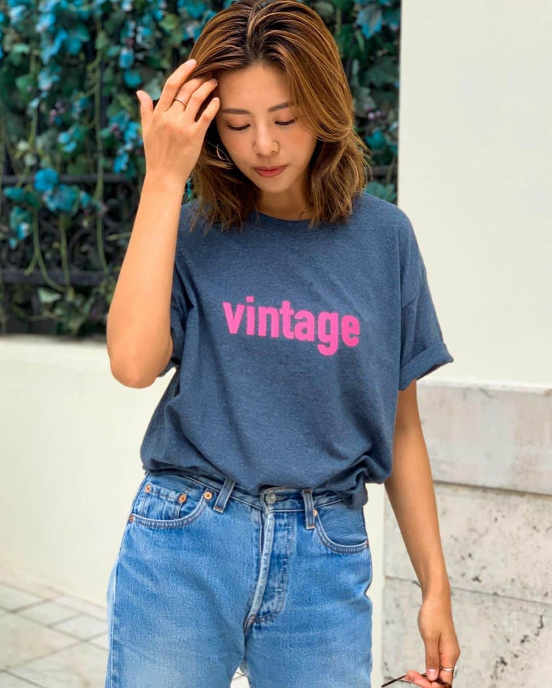 吉田夏海さんのインスタグラム写真 - (吉田夏海Instagram)「去年完全sold outだったLit vintageオリジナルTシャツを再受注販売します🖤🖤🖤﻿ ﻿ オーダー期間は﻿ 5/12〜5/31までとなります🌈﻿ (お届けは6月末〜7月頭になります)﻿ ﻿ 定番カラーにプラス今季限定カラー﻿ ・グレー﻿ ・グリーン﻿ ・オーキッド﻿ ﻿ 定番カラー﻿ ﻿ ・ホワイト﻿ ・ブラック﻿ ・ダークグレー﻿ ・ネオンイエロー　﻿ ﻿ 全7色になります🤗﻿ ﻿ 前にはvintage、後ろにはLitのプリントがポイントになります✨﻿ ﻿ Litは最高という意味です✌️﻿ ﻿ みんなに最高なものを届けたくてこの名前にしたんです☺️💗﻿ ﻿ 着れば着るほどクタってなるvintage感を楽しんでもらえたらなぁと思います🙏💭﻿ ﻿ ウェブサイトはプロフィール欄からアクセスできますのでよろしくお願いします🌻﻿ ﻿ ※写真着用サイズＬ﻿ ﻿ #litvintage﻿ #originaltee﻿ #vintagefashion ﻿ #vintagestyle」5月12日 15時16分 - natsumiiiiiiiiiii