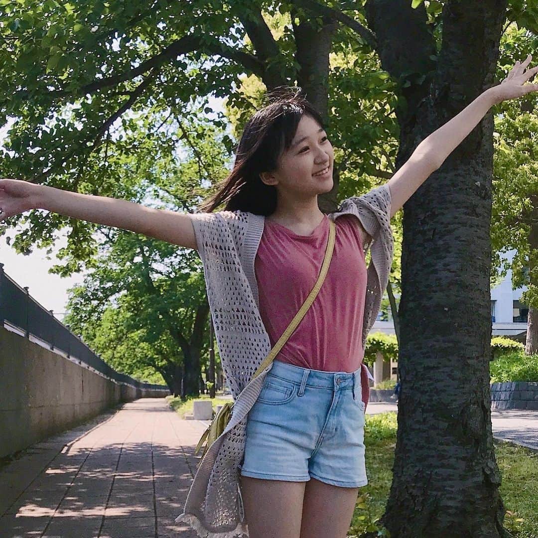 のインスタグラム：「昨日は夏みたいに暑かった〜☀️ 公園の緑がいつもよりもキラキラでお散歩も楽しかったです🌳 ・ ・ #おはようございます #暑い #1日 #公園散歩 #陽射し #キラキラ #前野えま  #goodmorning #summer #day #sunrise #walking  #follow #followme #instafollow #instagood #tagsforlikes #tflers #tagsforlikesapp #actor #actress #girl #photography #portrait #portraitphotography」