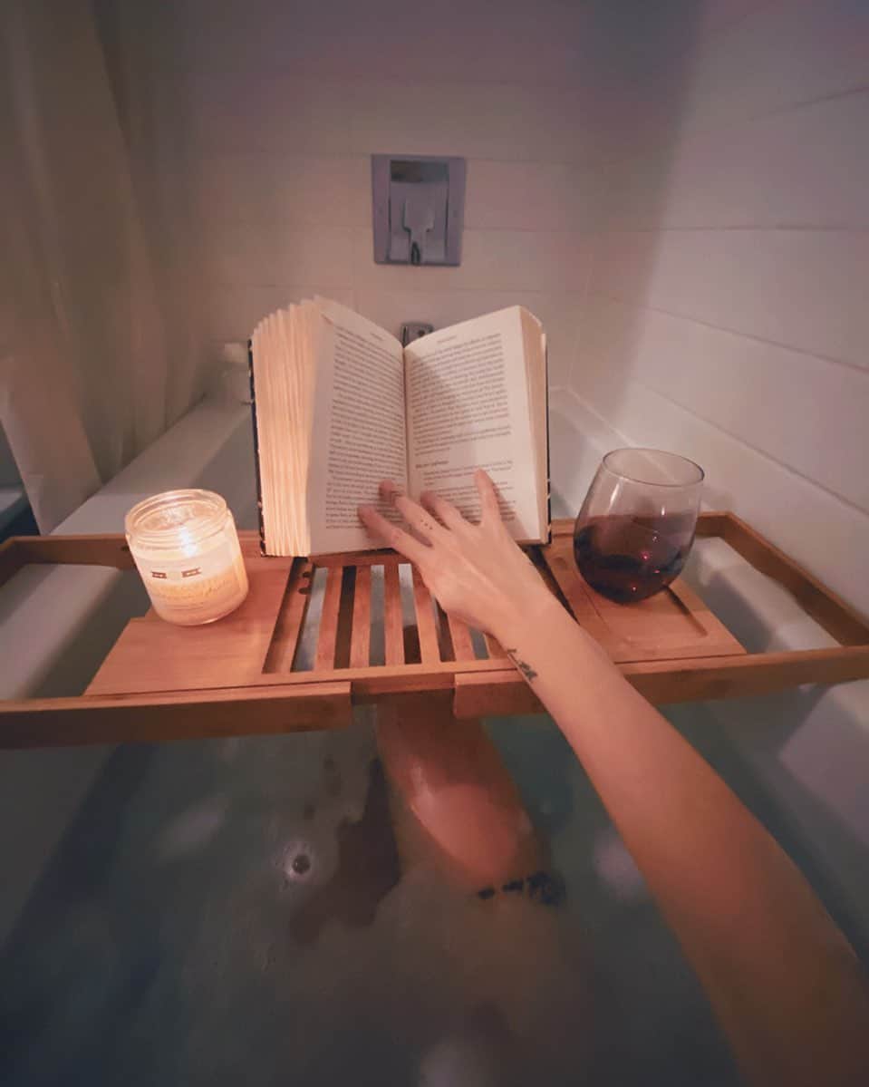 Kalyn Nicholsonのインスタグラム：「pssst... a bonus quarantine morning routine just went live on my channel 🕯 also mark your calendars for tomorrow 5pm EST if you want to hangout live, sip some rosé and ramble about anything you want 💭」