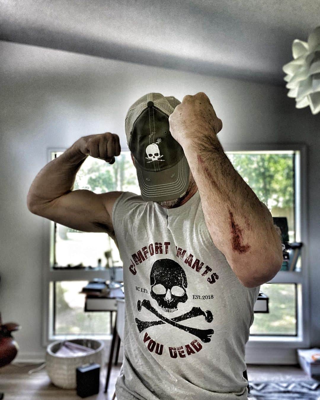 ショーン・パトリック・フラナリーのインスタグラム：「If you don’t occasionally question whether or not you’re going TOO hard... you’re not going hard ENOUGH. #ComfortWantsYouDead @bc.limited」