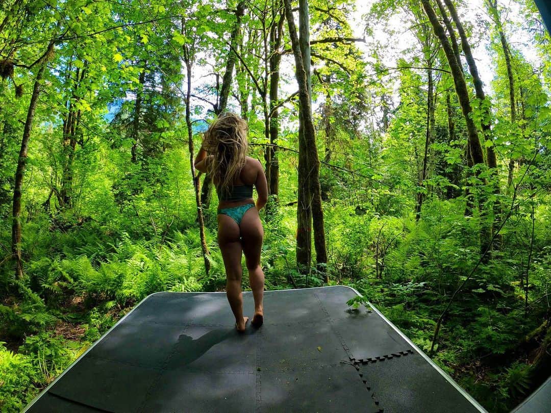 ジェイミー・アンダーソンのインスタグラム：「Waking up here is the best! The birds sing so loud, the air feels so clean, no WiFi or cell service, cuddles with my love, coffee and yoga outside , and visiting our friends on the property... whoever said simplicity is the key to happiness knows what’s up 👌🙏☀️ #trailerlife #jafreespirit #simplicity  #goprohero8」