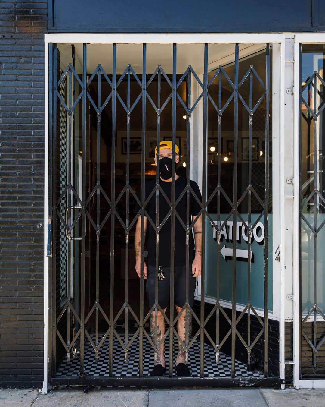 ローレン·ランドルフのインスタグラム：「I was photographing the closed down streets of Los Feliz when the owner, DJ Chavez, approached me from behind his locked gate. @kingswell_losfeliz is kind of a staple in this neighborhood, there’s usually a community of skateboarders hanging out on that block. It’s been so surreal to see gates shuttered and streets empty around here. But now that these kinds of shops can open up for curbside pick up it’s more important than ever to support our local small businesses. If you’ve got it to spend, put your money in to the people and companies you want to survive.」