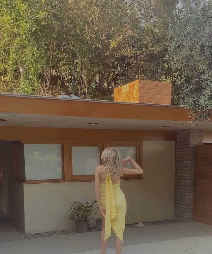シャーロット・マッキニーのインスタグラム：「@cultgaia will be donating $25 to @nokidhungry for every dance video tagged @cultgaia and #cultgaialetsdance ! Can’t wait to see your moves. Im sure they will be better then mine 😂 💃🏼」