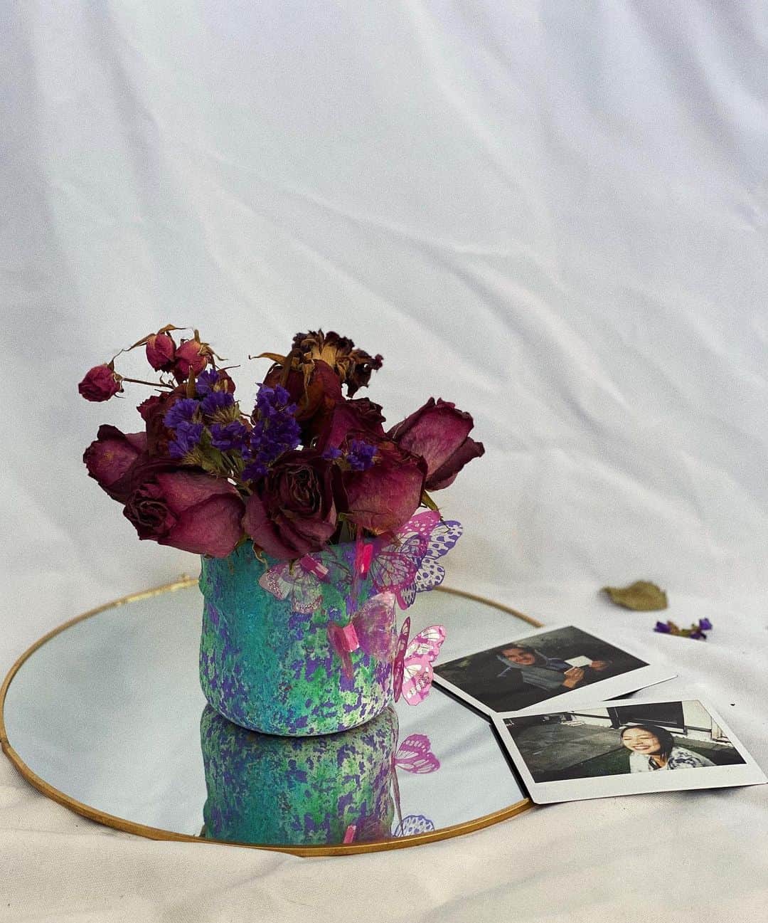 エイミー・ファムのインスタグラム：「my mom loved flowers so we painted her a flower pot yesterday. somehow doing that made her feel a little closer ♡ i was inspired by @dancinginafairytale and want to plant flowers in it and name it after her: hoa (which also means “flower” in vietnamese) 🌺🌸🌼🌷 #happymothersday」