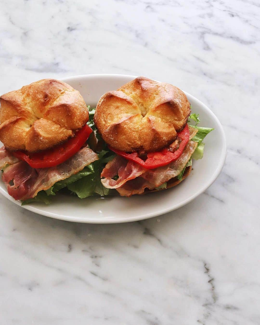 樋口正樹さんのインスタグラム写真 - (樋口正樹Instagram)「BLT sandwich . 朝のＢＬＴサンド。 タカキベーカリー 塩バターロールに ベーコン、レタス、 トマト挟みガブッ！ トモキさんお勧め 美味しいアレンジ！ . ちなみに、 こちらトモキさん 👉👉@tomoky_take イクメンのパパで、 イケメンのパパで、 キッチンがお洒落！ . . 石窯塩バターロールで、これは東日本限定。塩とバターの旨味がしっかり効いてて、トーストすると皮はカリッと香ばしく、中はふっくらもっちりと美味しいパン。ちなみに、少し大きめのものが西日本限定で石窯塩バターパンがあります。タカキベーカリーでは簡単で美味しいアレンジレシピを提案してます。 👉@takaki_bakery_official . . #BLT #BLTサンドイッチ #タカキベーカリー #石窯パン #パン部 #パンスタグラム #パン大好き #パン好きな人と繋がりたい #パンのある暮らし #石窯塩バターロール #石窯塩バターパン #相性抜群 #日々を楽しむ #バランスの良い食事 #takakibakery #sandwich #BLTsandwich」5月12日 7時26分 - higuccini