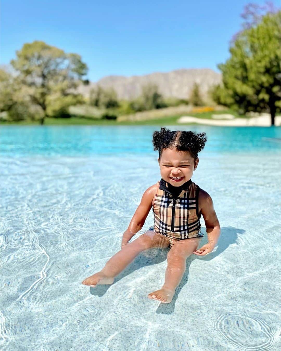 クロエ・カーダシアンさんのインスタグラム写真 - (クロエ・カーダシアンInstagram)「🤍My happy girl 🤍」5月12日 7時53分 - khloekardashian