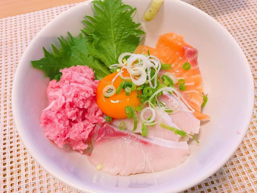 逢田梨香子さんのインスタグラム写真 - (逢田梨香子Instagram)「昨日のお昼ご飯とお夕飯。 お昼は筋トレするのでわりとしっかりめに食べて、夜はサラダにしてます。お刺身買ってきて海鮮丼つくりました🐟  #おうちごはん」5月12日 7時59分 - aida_rikako_